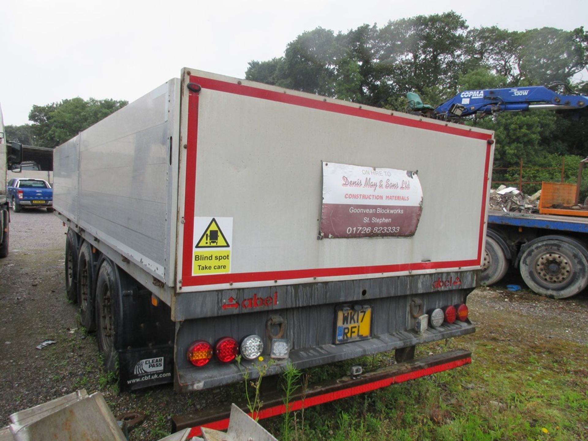 Abel tri-axle draw bar drop side flat bed trailer, model DB24CCA3R, serial no 3144.04 (2008) - bed - Image 6 of 10