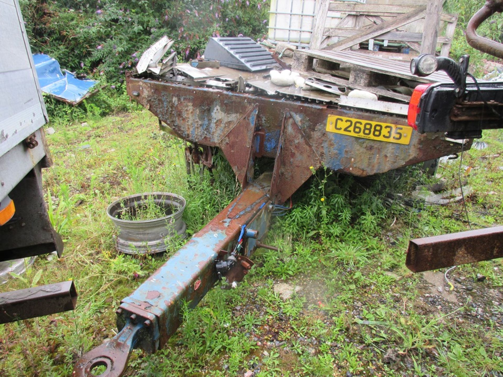 Abel tri-axle draw bar flat bed trailer - wheels missing - scrap only Located: Lantoon Farm, - Image 4 of 6