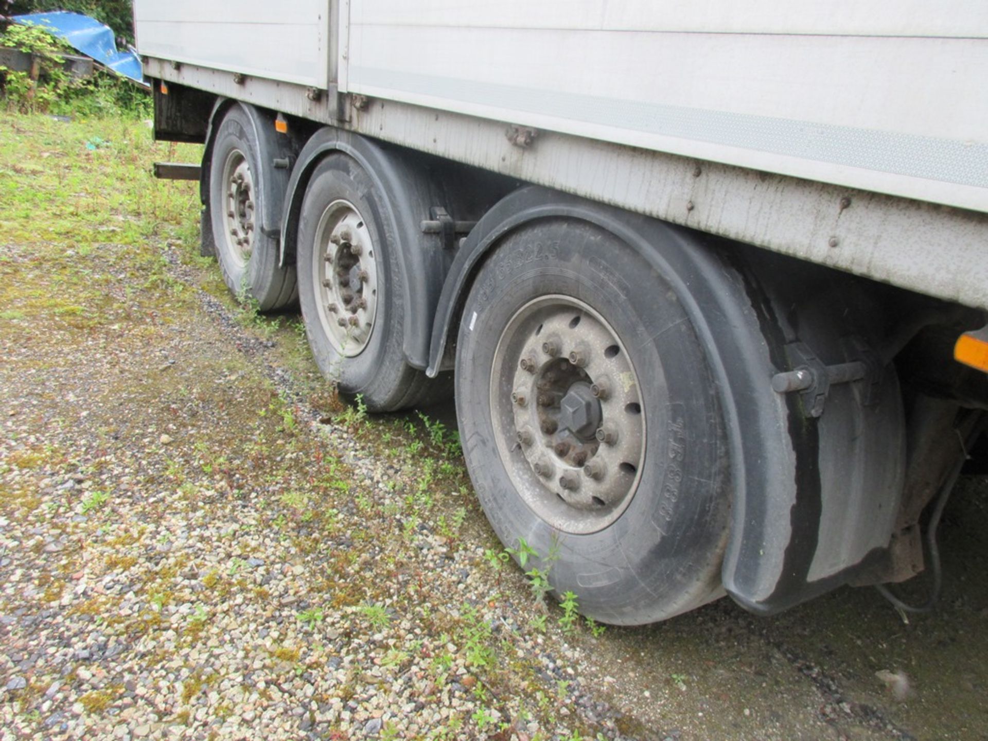 Abel tri-axle draw bar drop side flat bed trailer, model DB24CCA3R, serial no 3144.04 (2008) - bed - Image 4 of 10