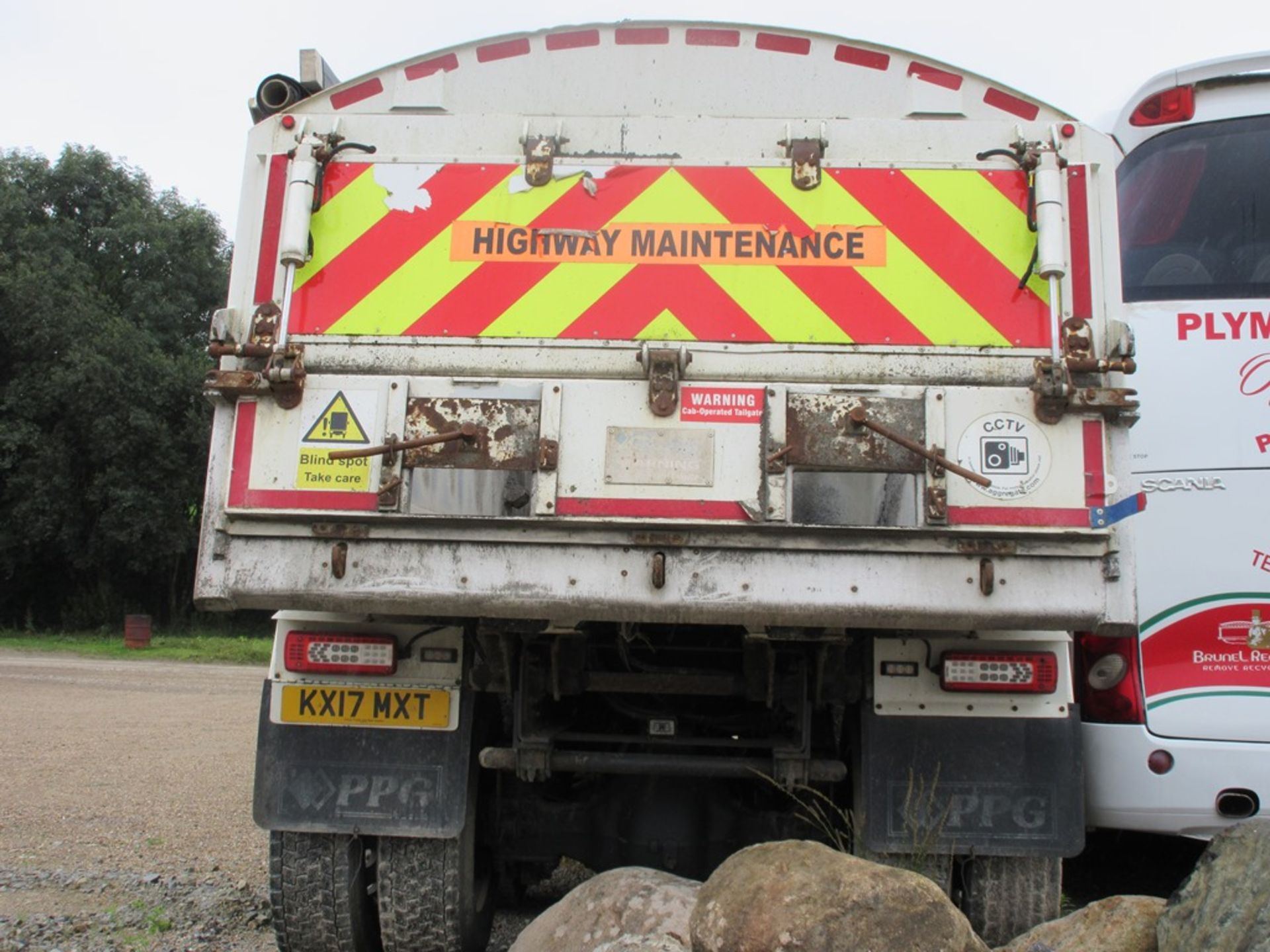 Volvo FM410 8 x 4 tipper lorry, 10,837cc, gross weight 32,000kg Registration: KX17 MXT Tachograph - Image 5 of 28