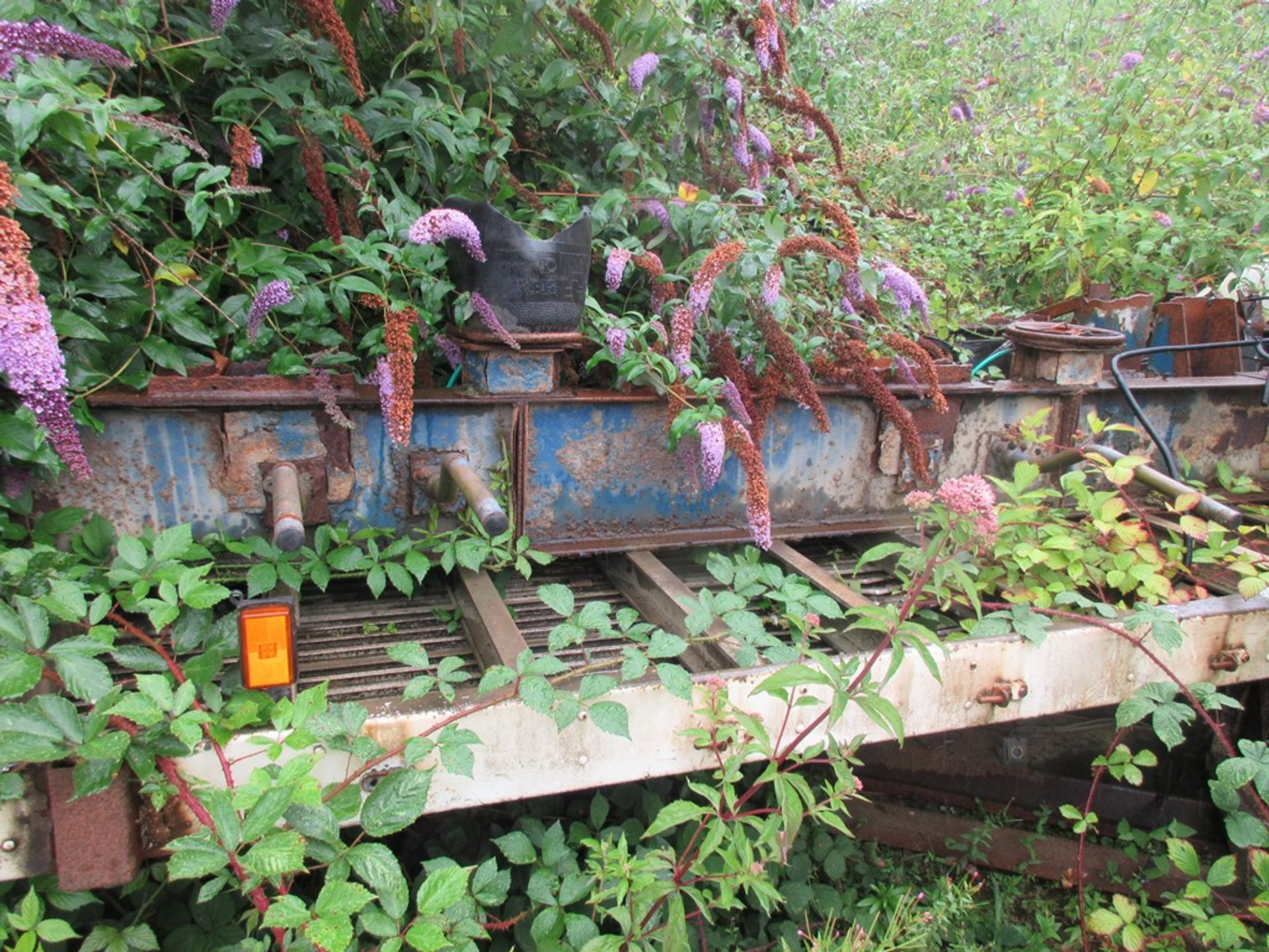 Various trailers and chassis cabs including Volvo chassis and cab, part trailer bed, cut up chassis, - Image 6 of 13