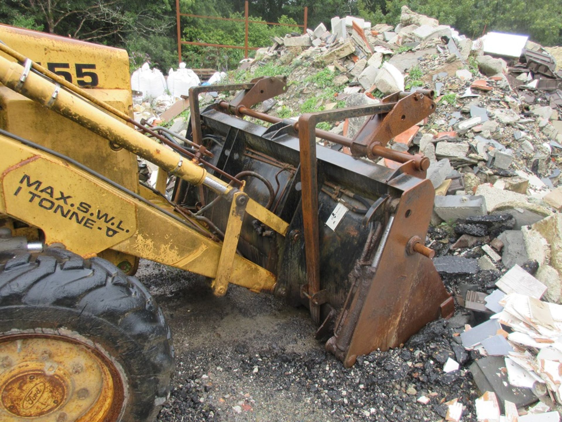 Ford 555 Xtra-Vator back hoe front loader (1998) with 4 double bucket, max SWL 1 Tonne Mileage: 13, - Image 6 of 15