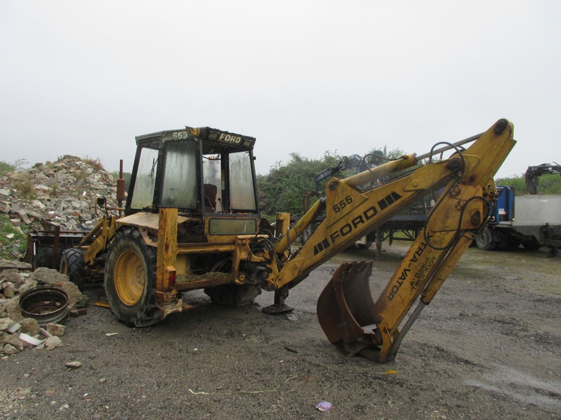 Ford 555 Xtra-Vator back hoe front loader (1998) with 4 double bucket, max SWL 1 Tonne Mileage: 13, - Image 3 of 15