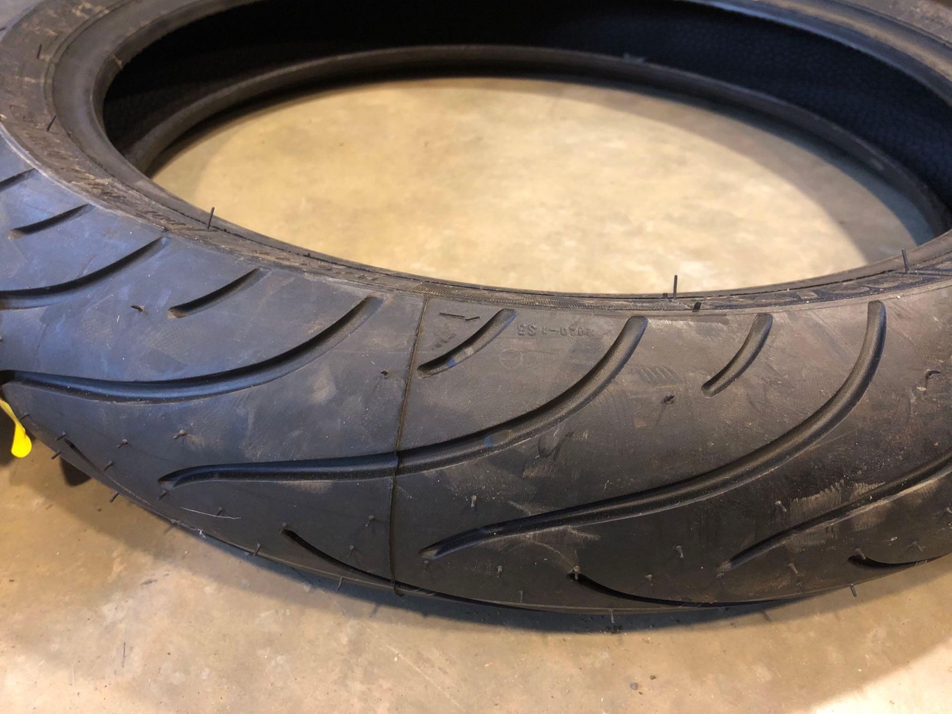 1 x Michelin Pilot 110-70-17 motorcycle tyre - Image 3 of 4