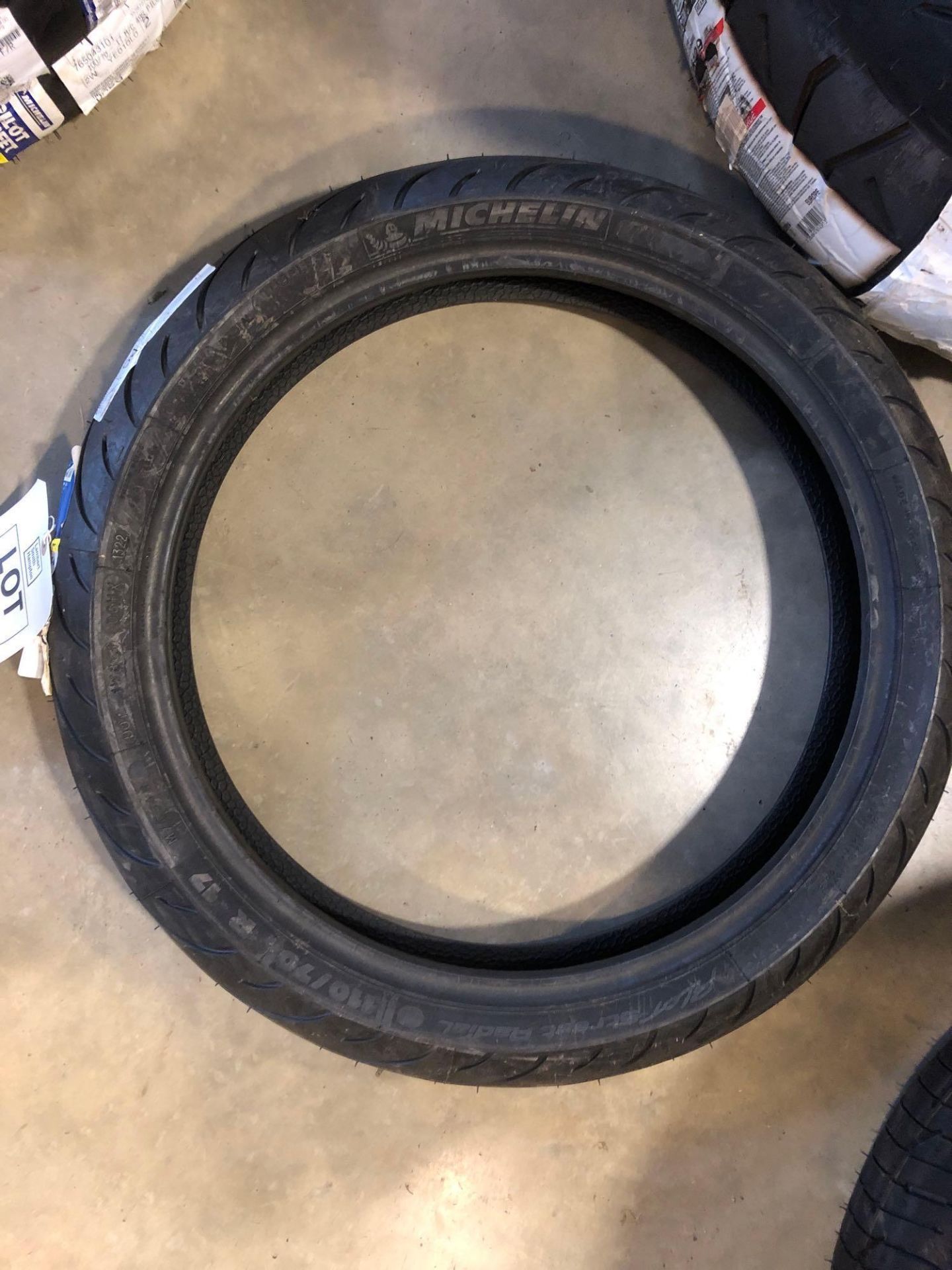 1 x Michelin Pilot 110-70-17 motorcycle tyre - Image 2 of 4
