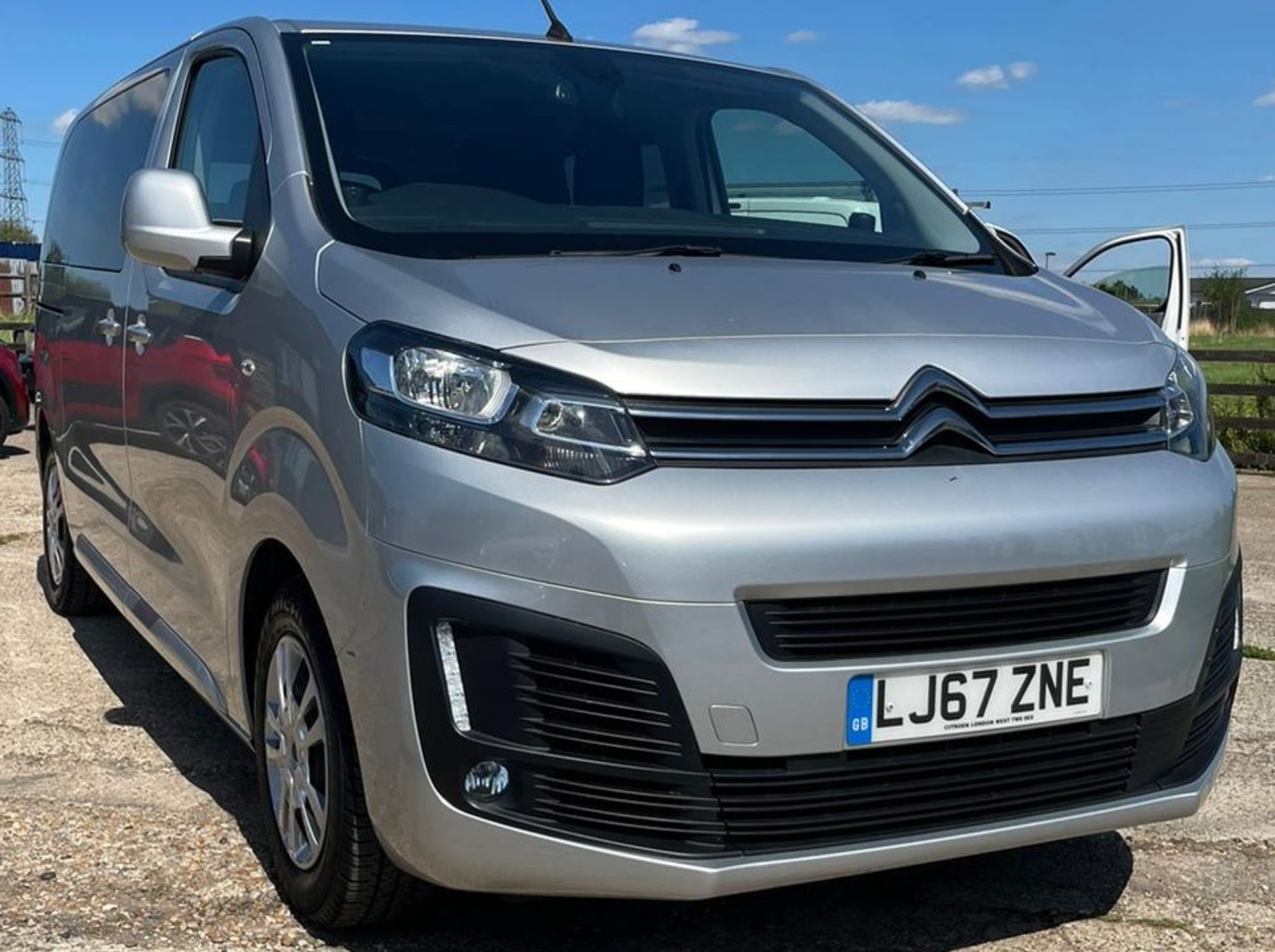 Citroen Spacetourer Business BHDI S/S 9-seater MPV, registration number: LJ67 ZNE with approximately