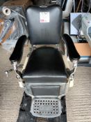 La Reine London Black leather upholstered hydraulic salon chair (Located: Billericay)