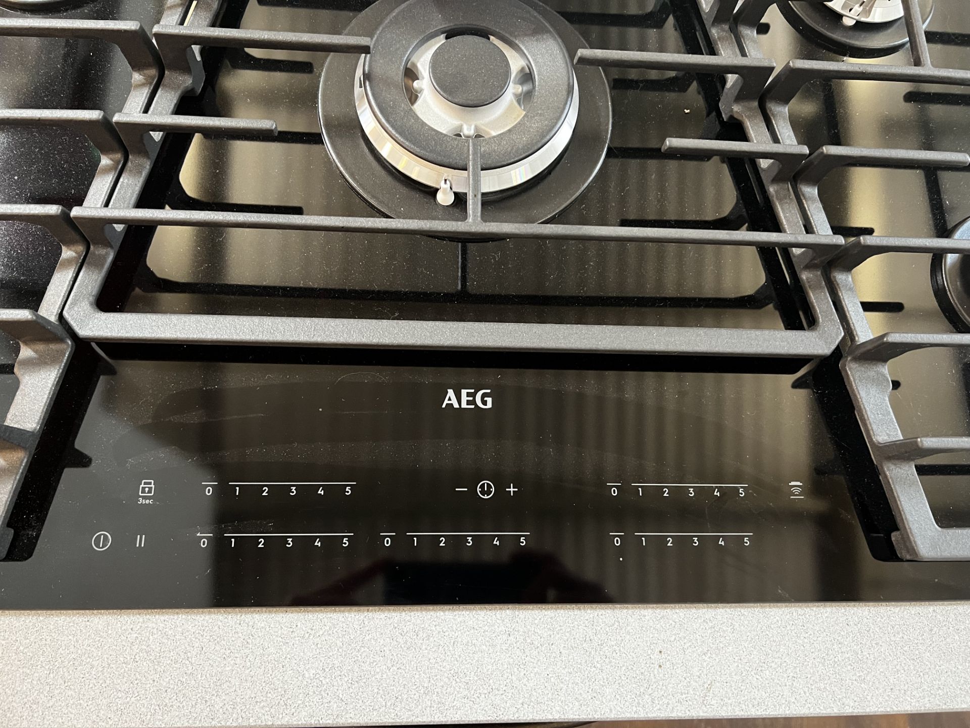 AEG 5 ring gas hob (built in) - Image 2 of 3