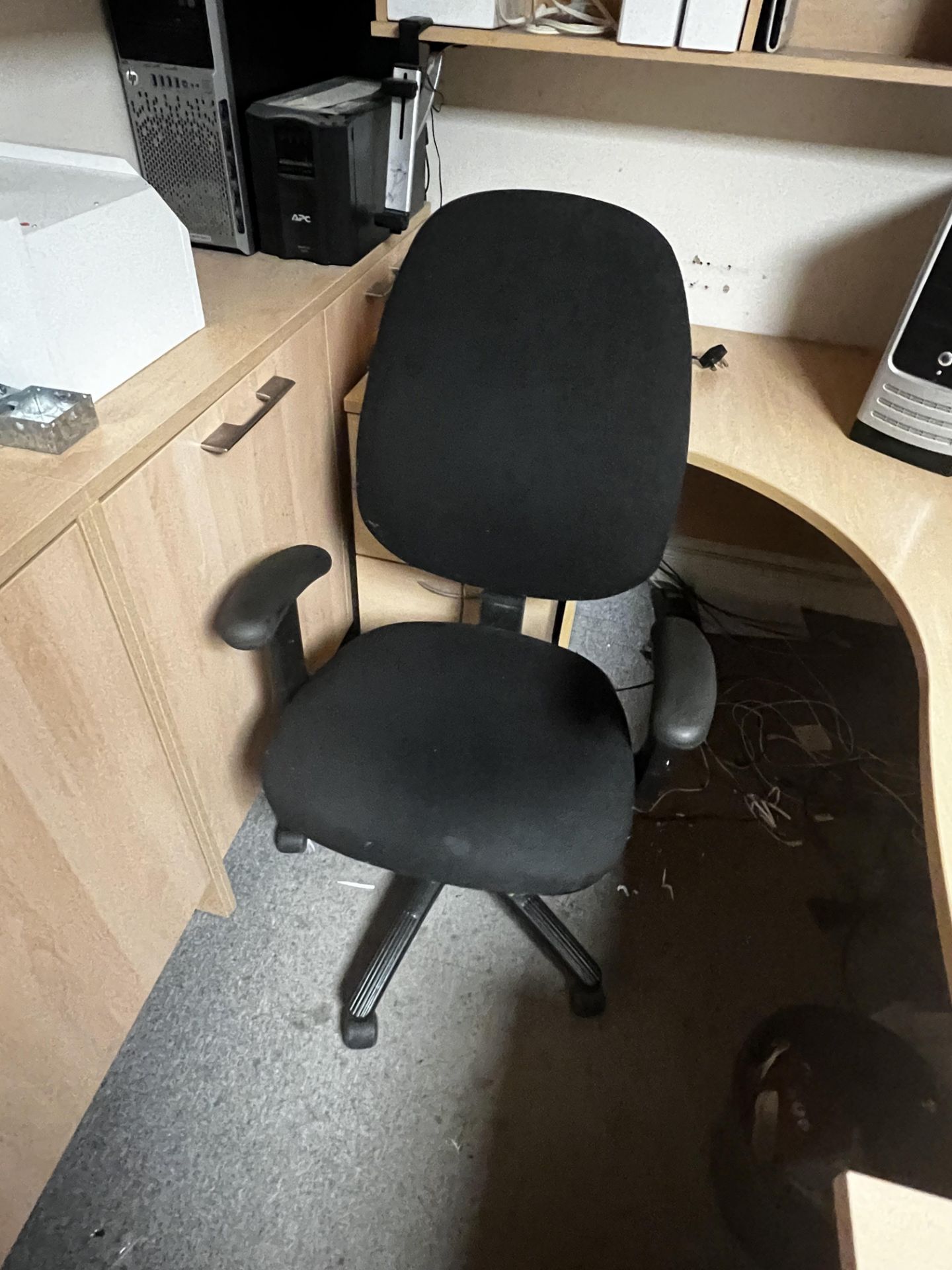 Light wood effect corner desk, with 1 pedestal & 1 black upholstered office chair - Image 4 of 5