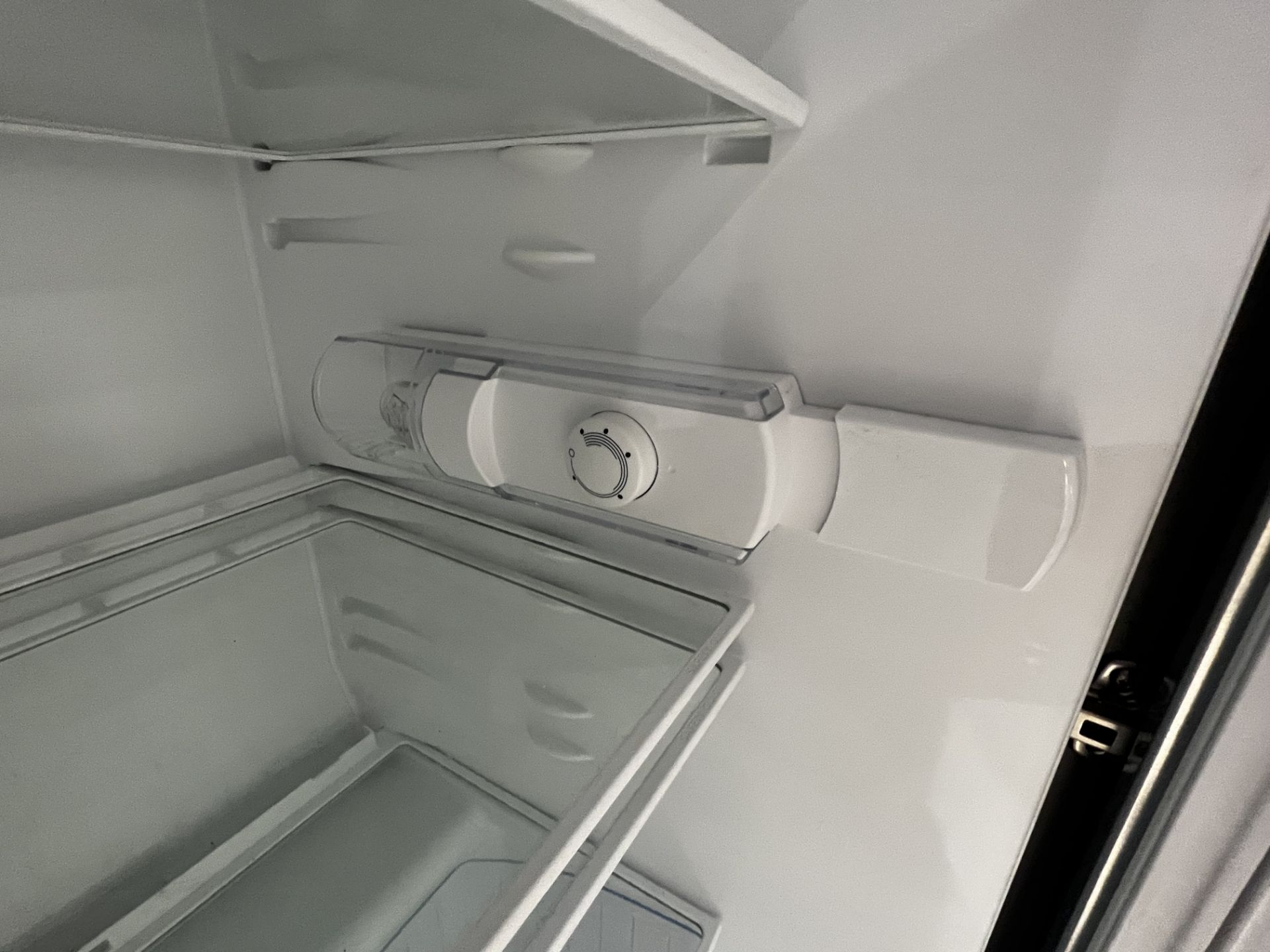 Bosch fridge (built in) - Image 3 of 5