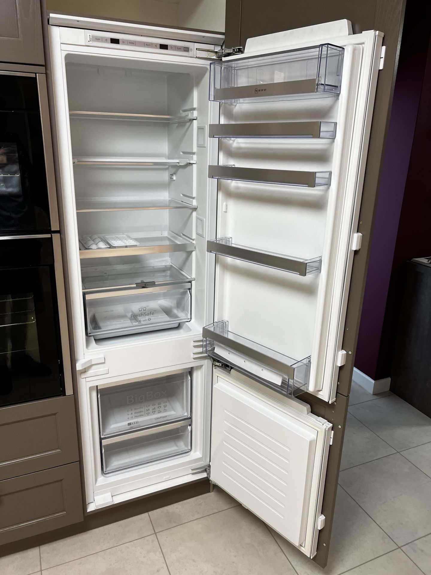 Neff built in fridge freezer unit