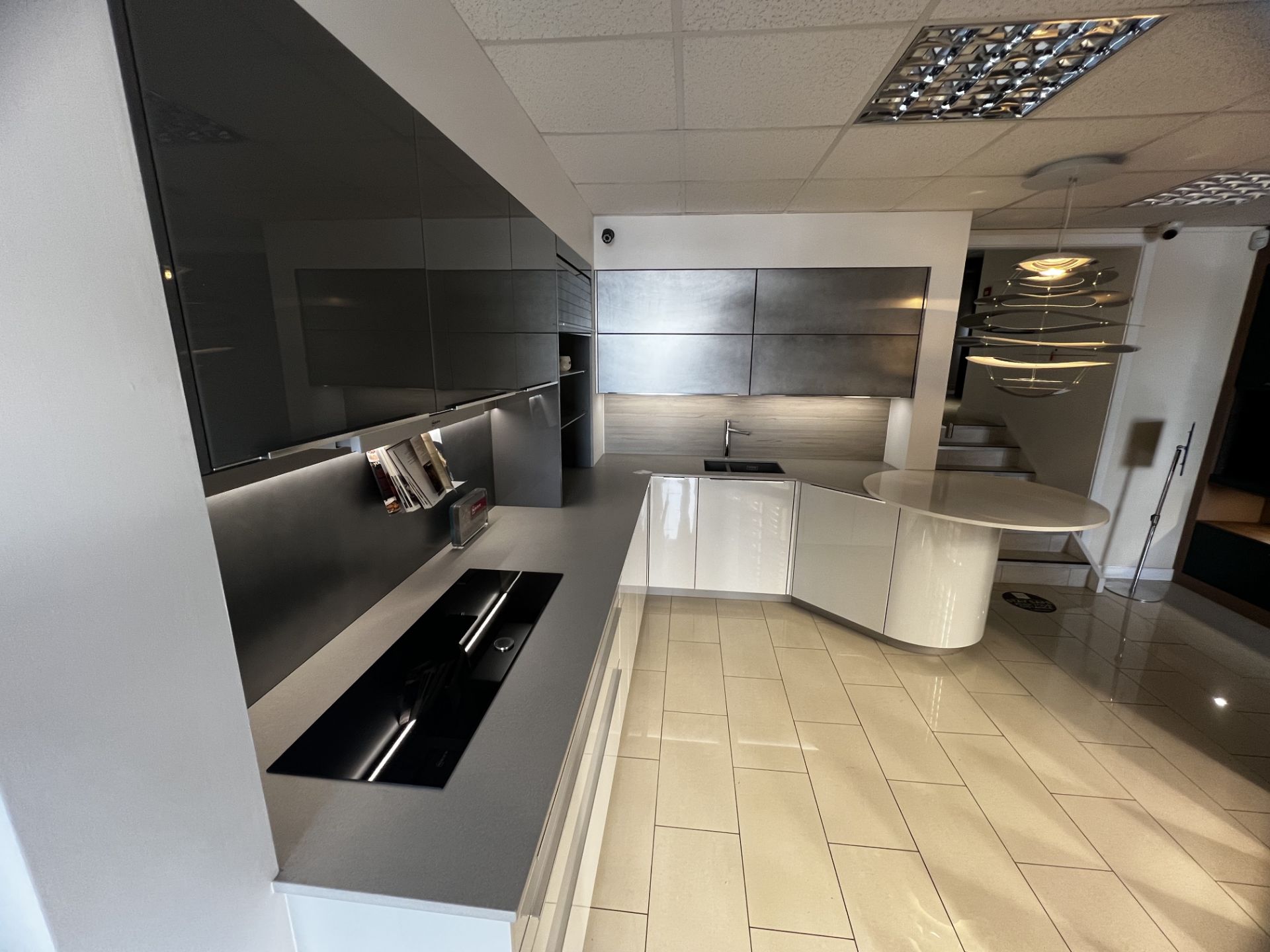 "Forty/Thirty" white and gun-metal grey display kitchen with blanco sink (not including Neff - Bild 2 aus 13