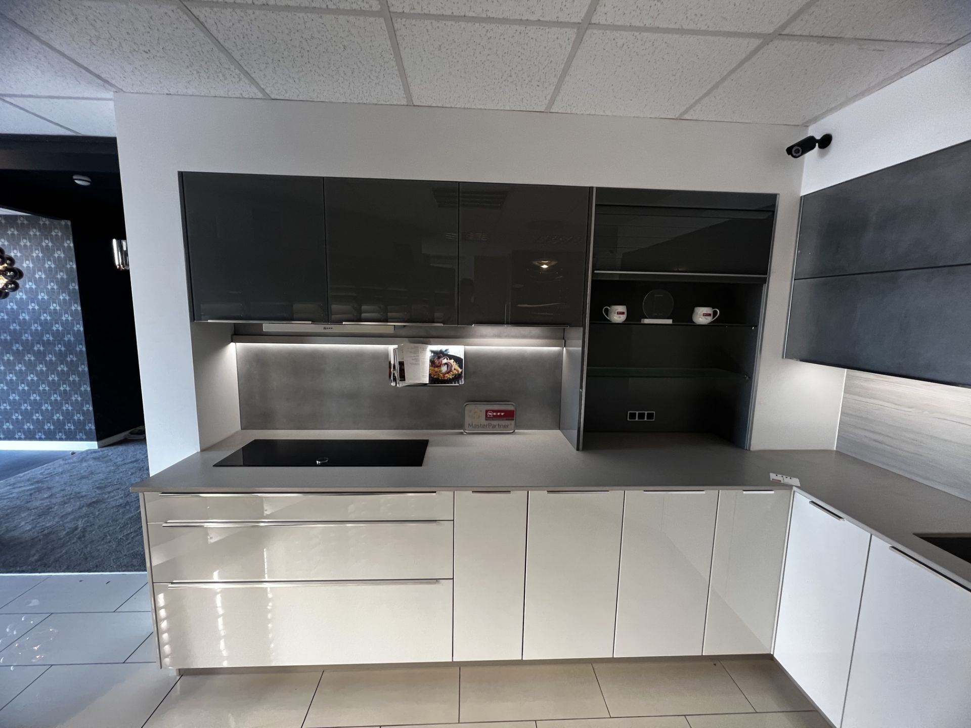 "Forty/Thirty" white and gun-metal grey display kitchen with blanco sink (not including Neff - Bild 3 aus 13