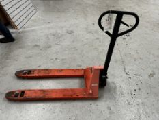 Pallet truck, 200kg (This lot is located in Plympton)