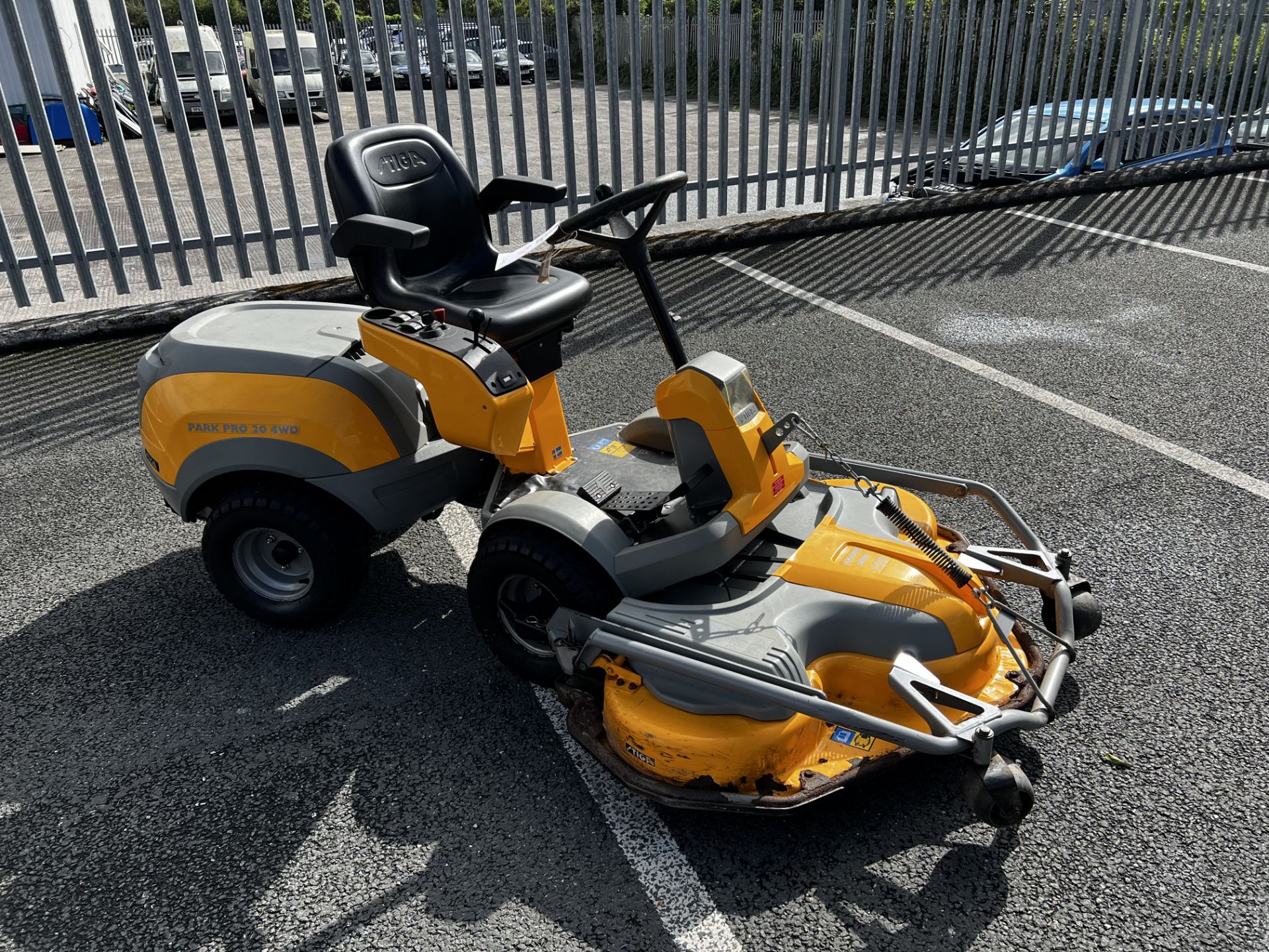 Stiga Park Pro 20 4WD 2012 P901 Combi Pro 125 driveable lawnmower, 704 hours (This lot is located in