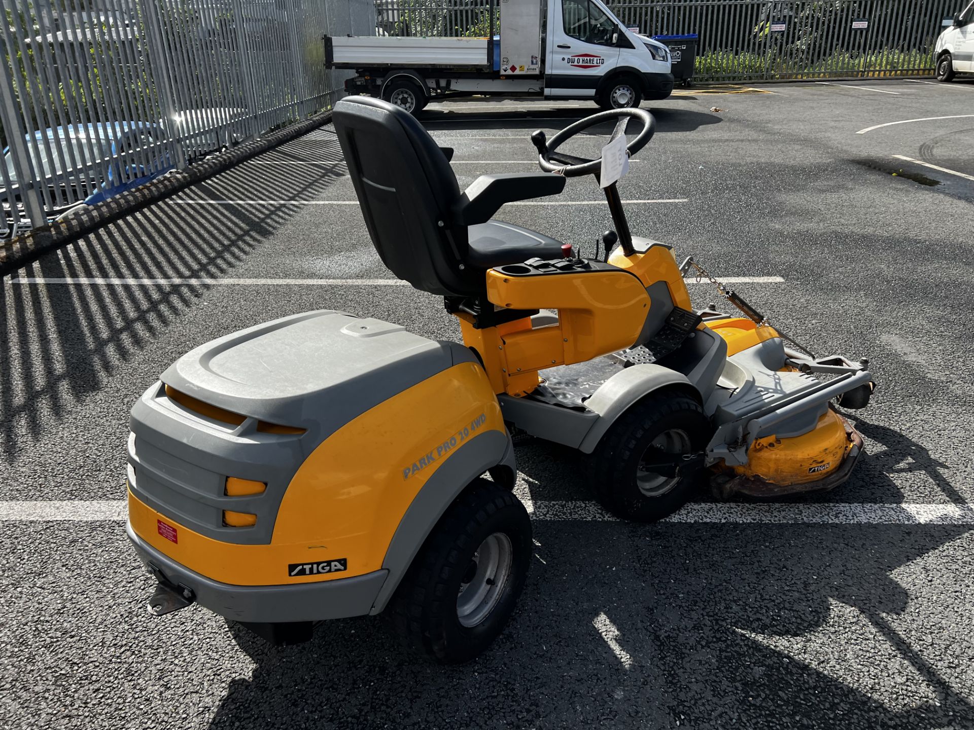 Stiga Park Pro 20 4WD 2012 P901 Combi Pro 125 driveable lawnmower, 704 hours (This lot is located in - Image 4 of 10