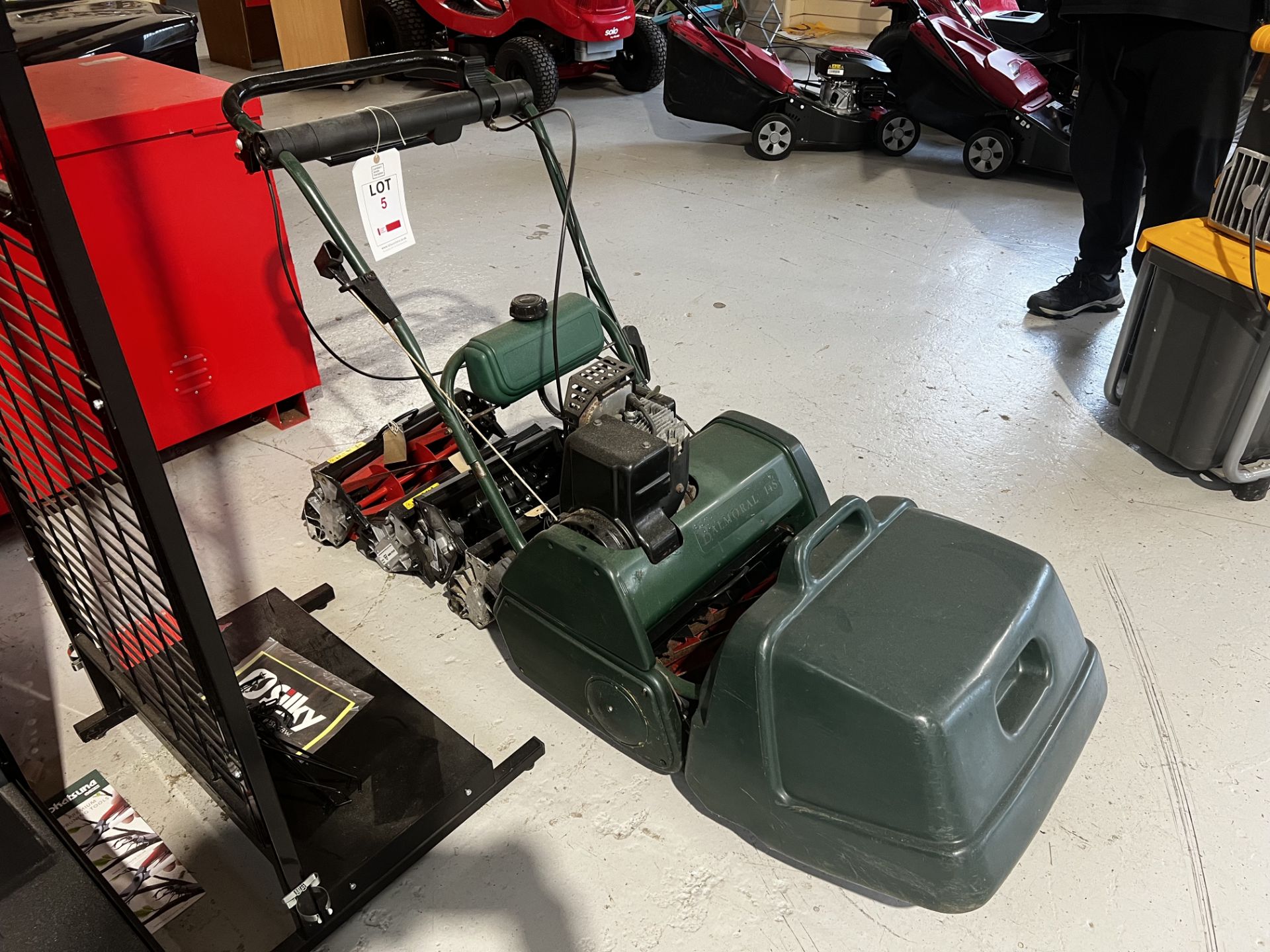 Atco Balmoral petrol lawnmower with 3 cassettes and box (this lot is located at Portreath) - Image 4 of 8