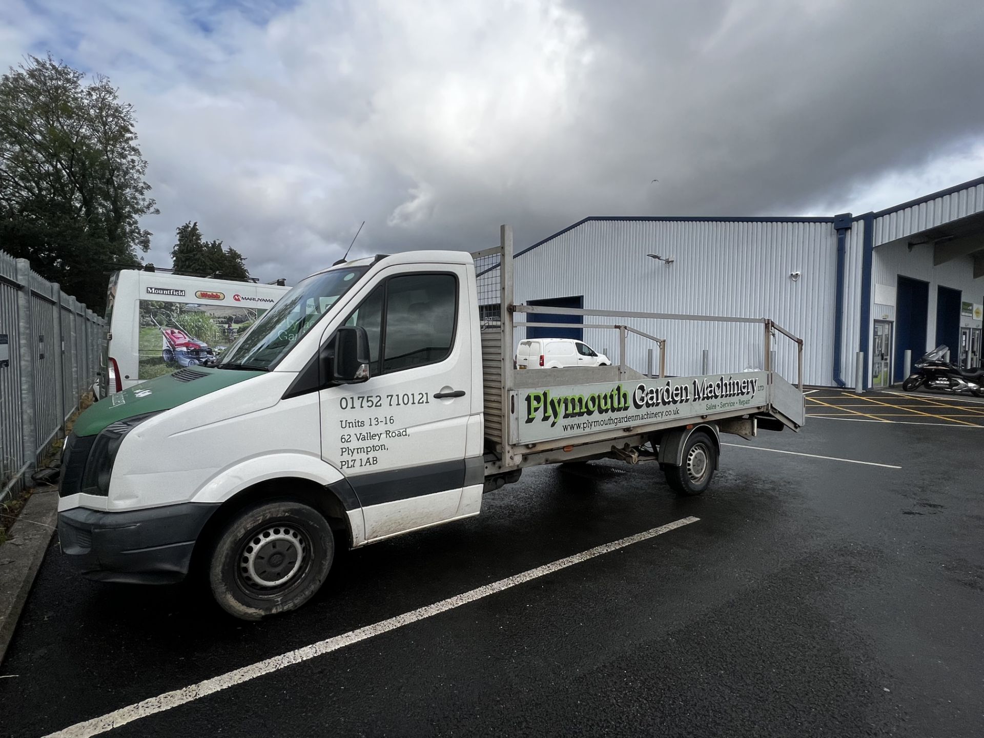 VW Crafter Custom flatbed 16.11 HL, reg no. ND64 JWA (2014), mileage 100,239, winch to include ramps - Image 2 of 11