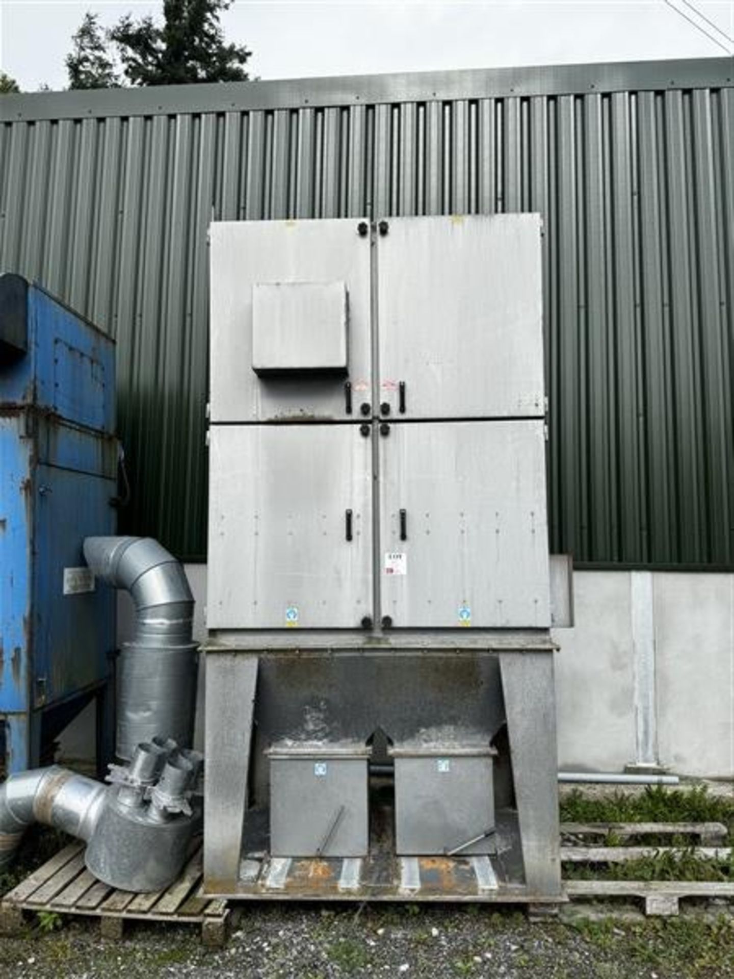 A1 Extraction Ltd dust extractor, serial no. May 2009/5532, with assorted exhaust vents height 3.