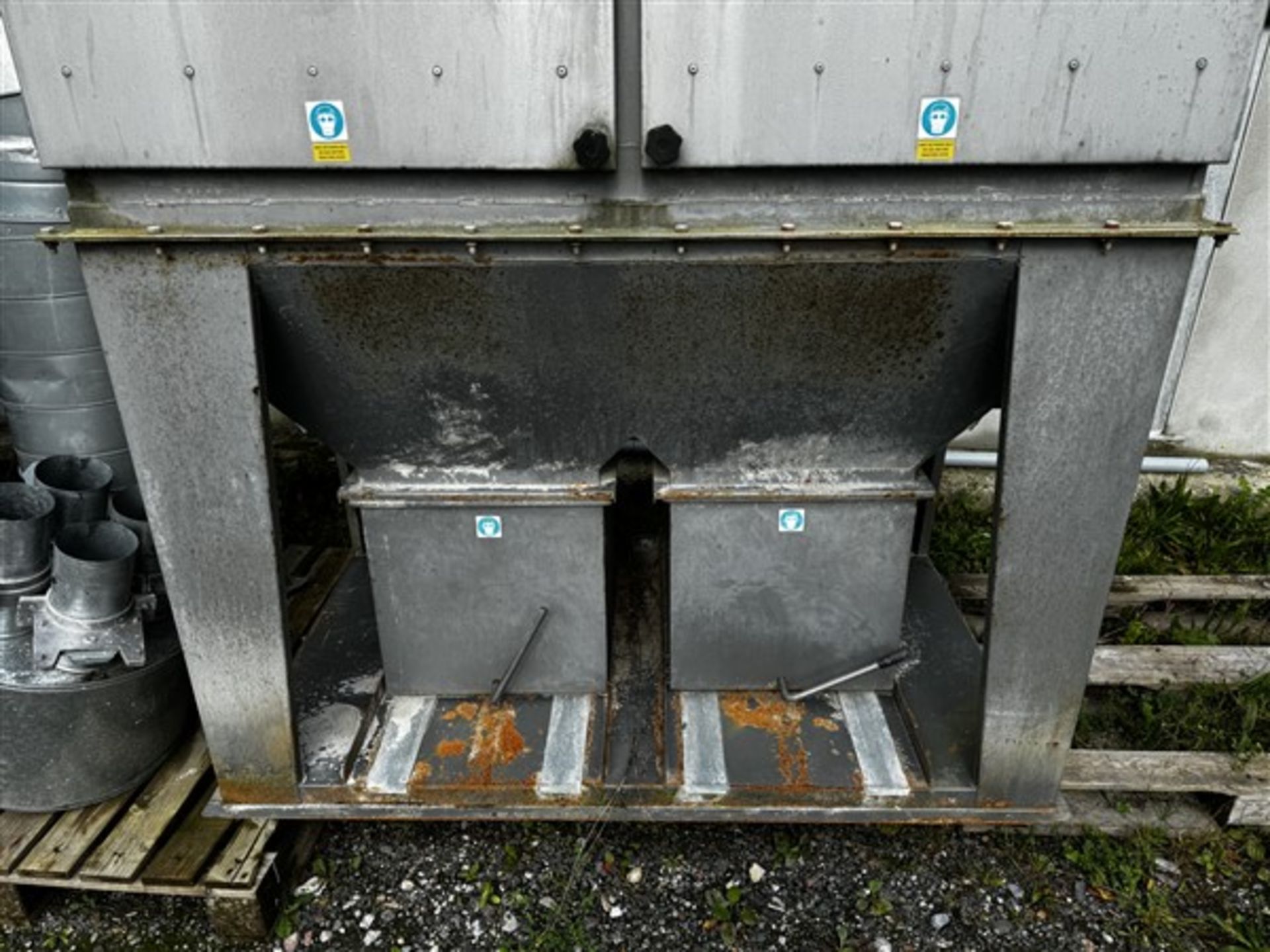 A1 Extraction Ltd dust extractor, serial no. May 2009/5532, with assorted exhaust vents height 3. - Image 5 of 7