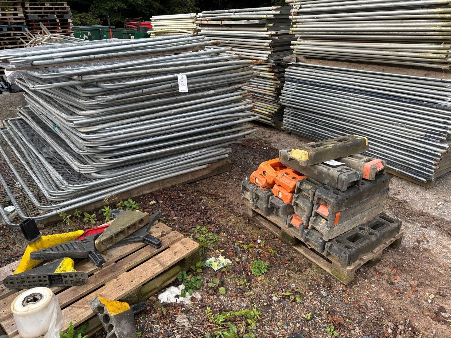 Approx 40 Harris fencing panels c/w 22 feet - Image 2 of 2