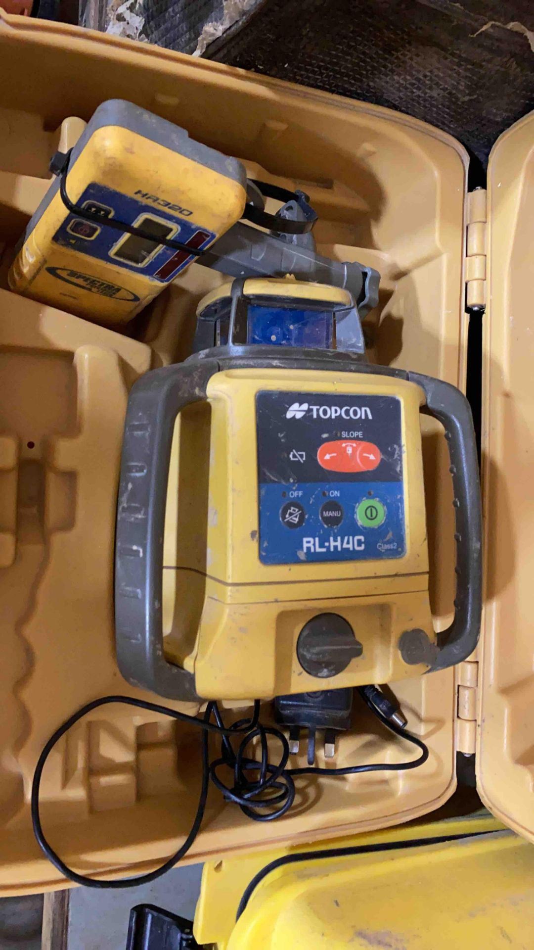 Topcon RL-H4C Laser Level, Complete with carry case and spectra HR320 hand held control - Image 2 of 4