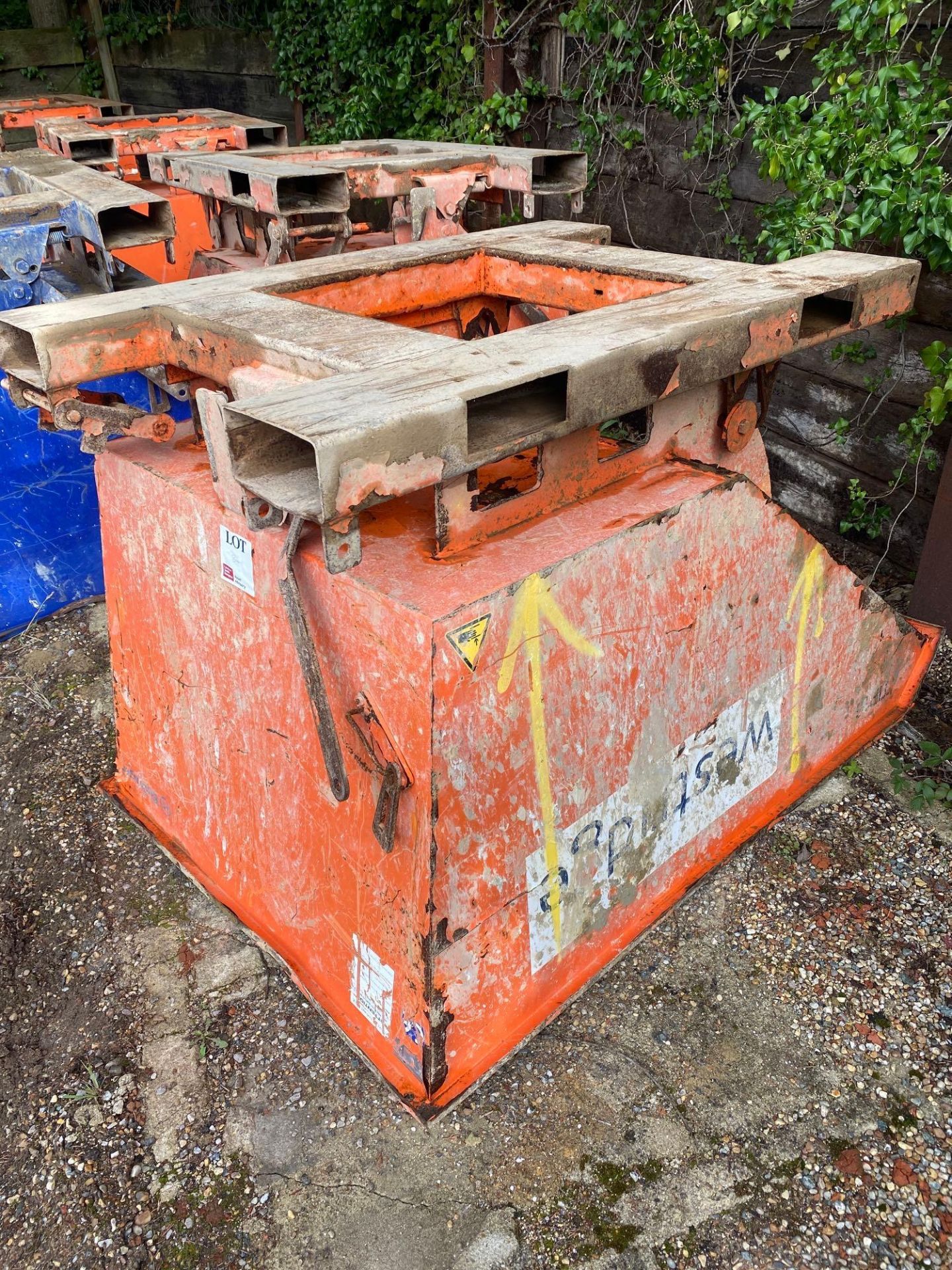 Tipping Skip1200 Ltrs 1500 kg with lifting eyes - Image 2 of 3