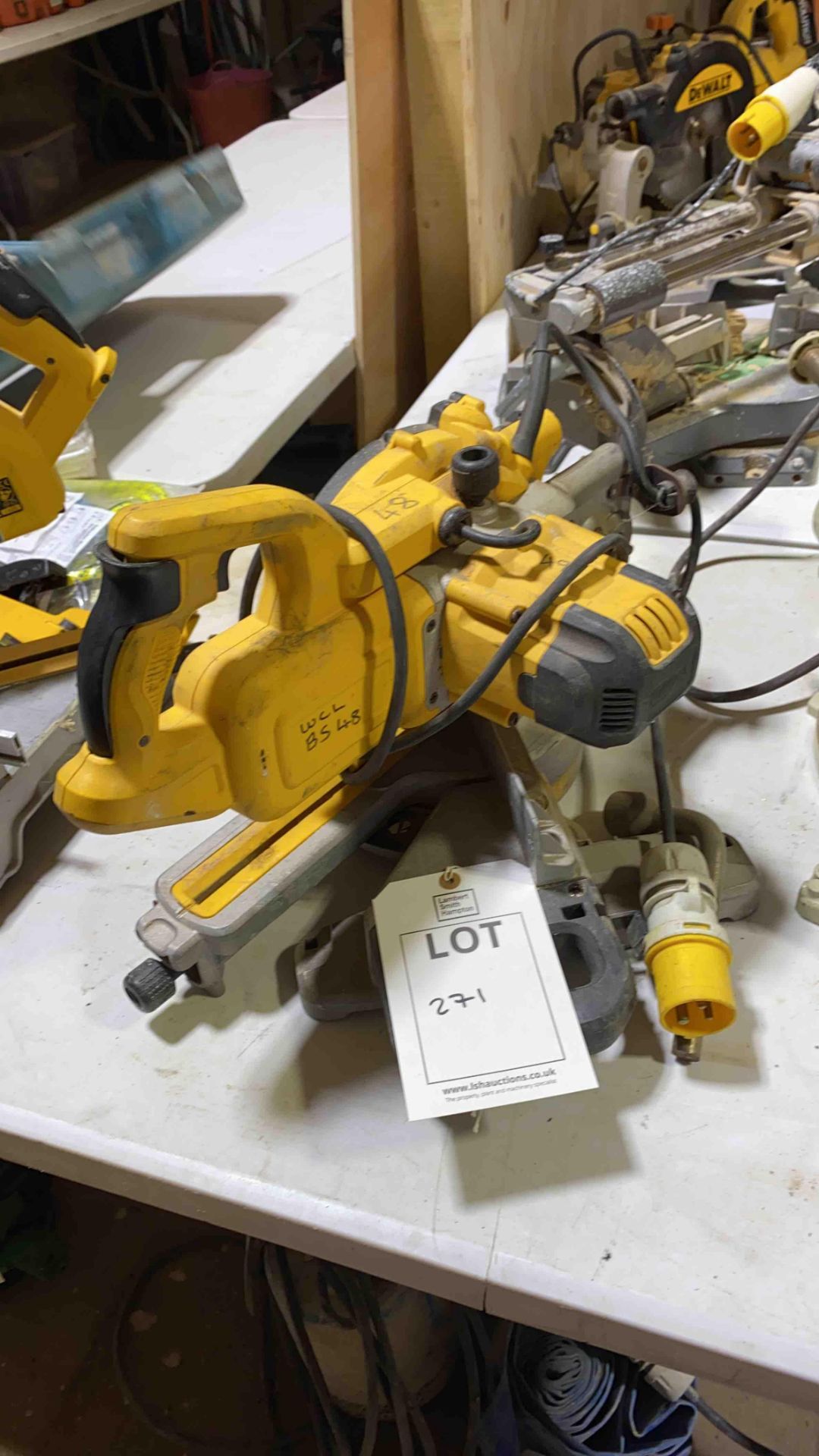 DeWALT DWS773 compound mitre saw