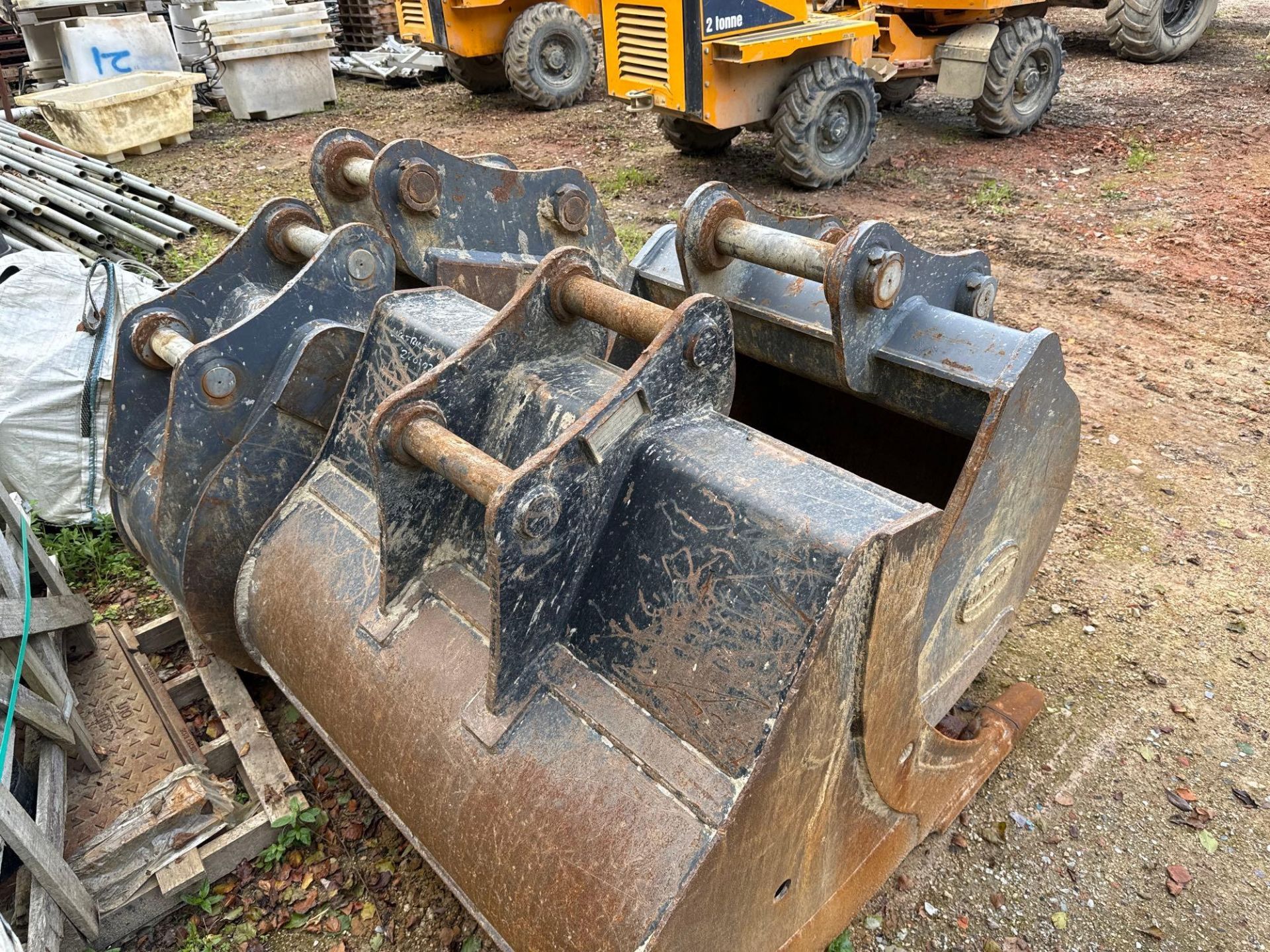 Four 13 tonne Hitachi excavator buckets as lotted - Image 3 of 4