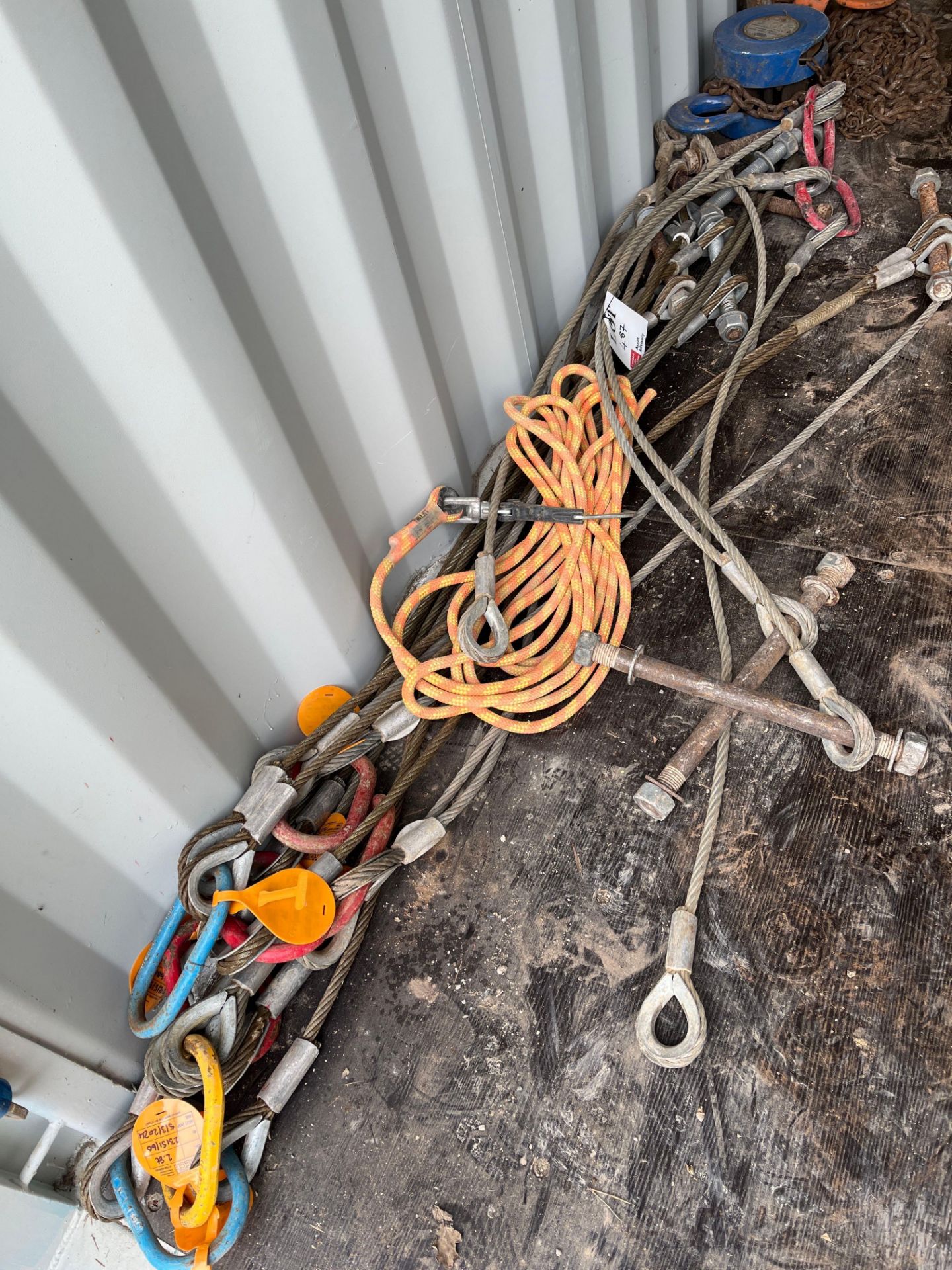 An assortment of lifting cables chains, hoist and rope as lotted. Lolers for cables only 3/2024 *N. - Image 2 of 3