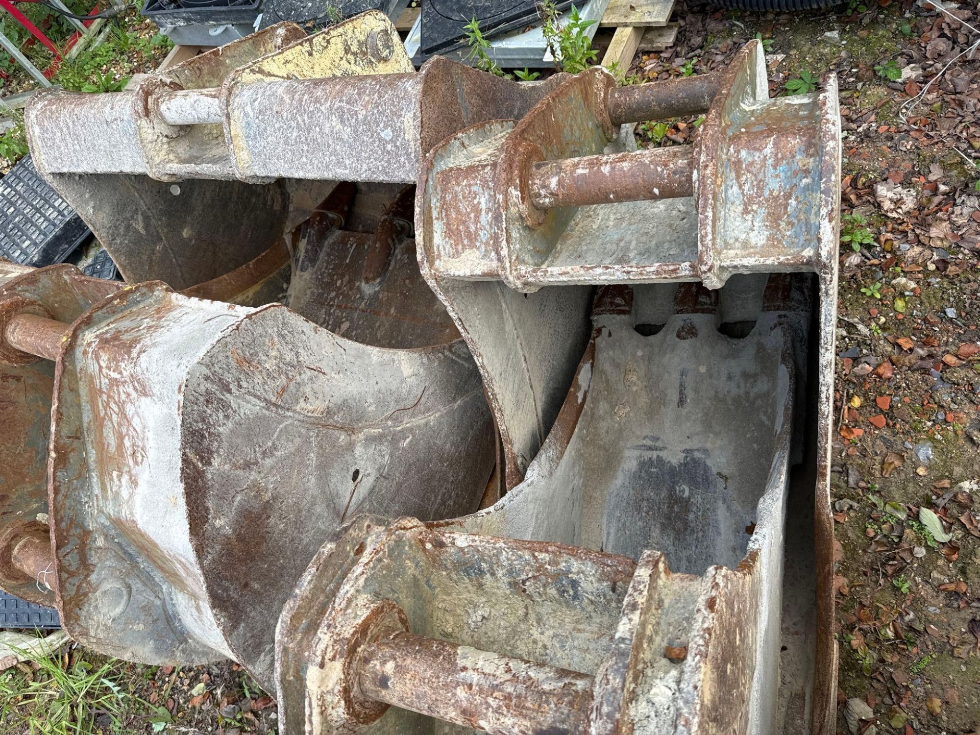 Four 13 tonne Komatsu excavator buckets as lotted - Image 3 of 3