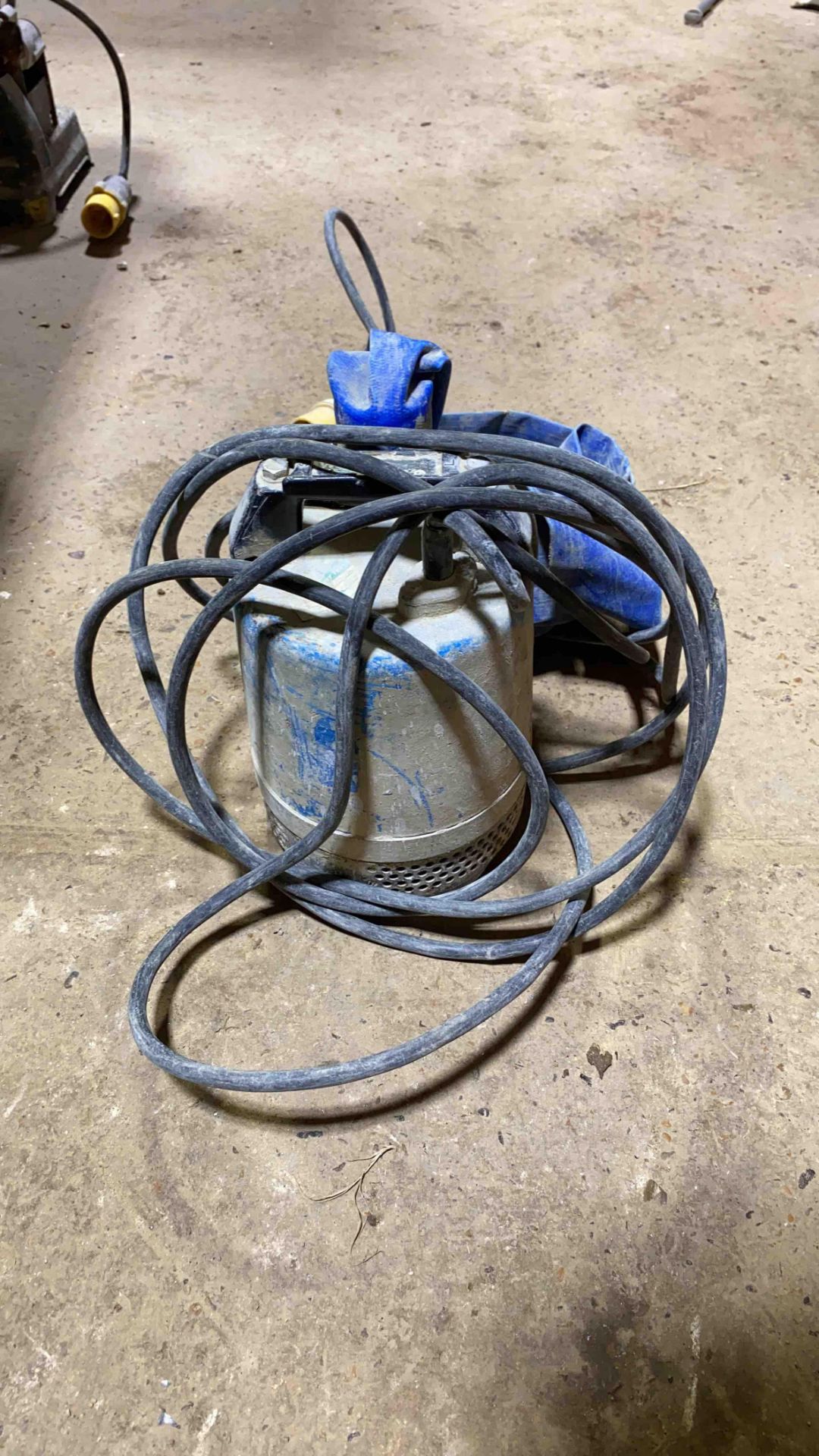 generic 110v air pump with hose attachment - Image 2 of 3