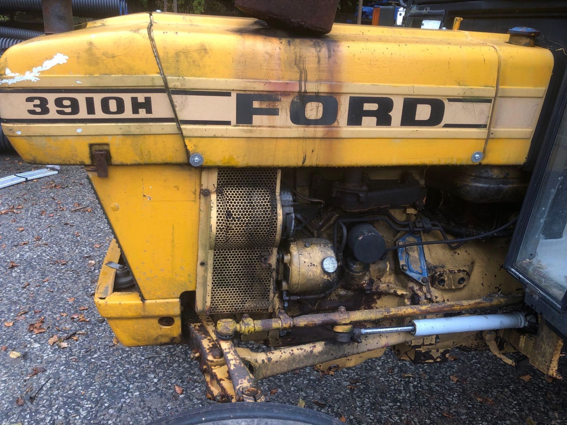 Ford 3910 H Utility Tractor, 6331 recorded miles, c/w with Cab, PTO & Fleming heavy duty 6' - Image 5 of 8