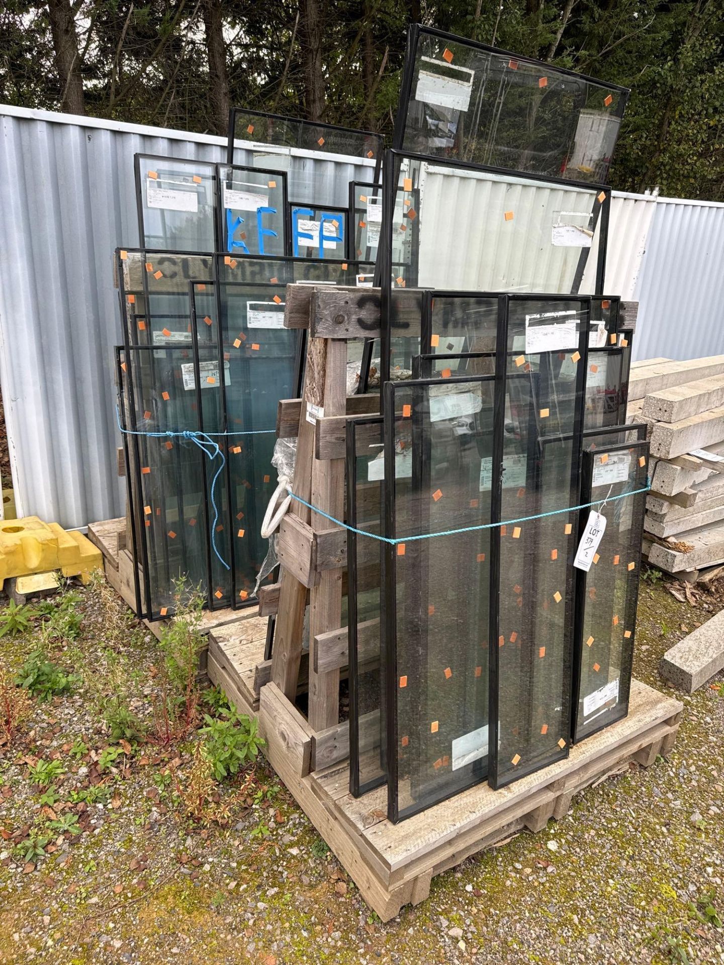 2 pallets of various sized double glazed window glass as lotted - Image 2 of 2