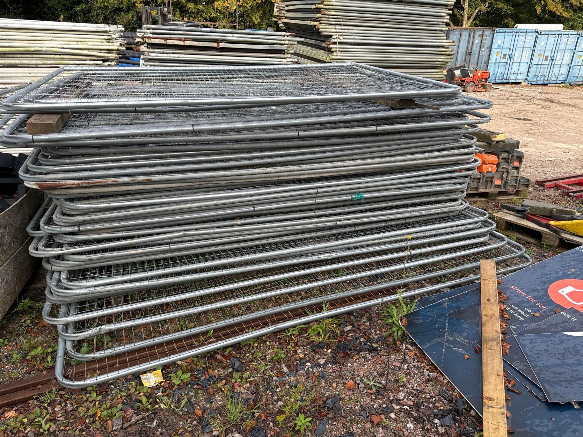 Approx 40 Harris fencing panels c/w 22 feet