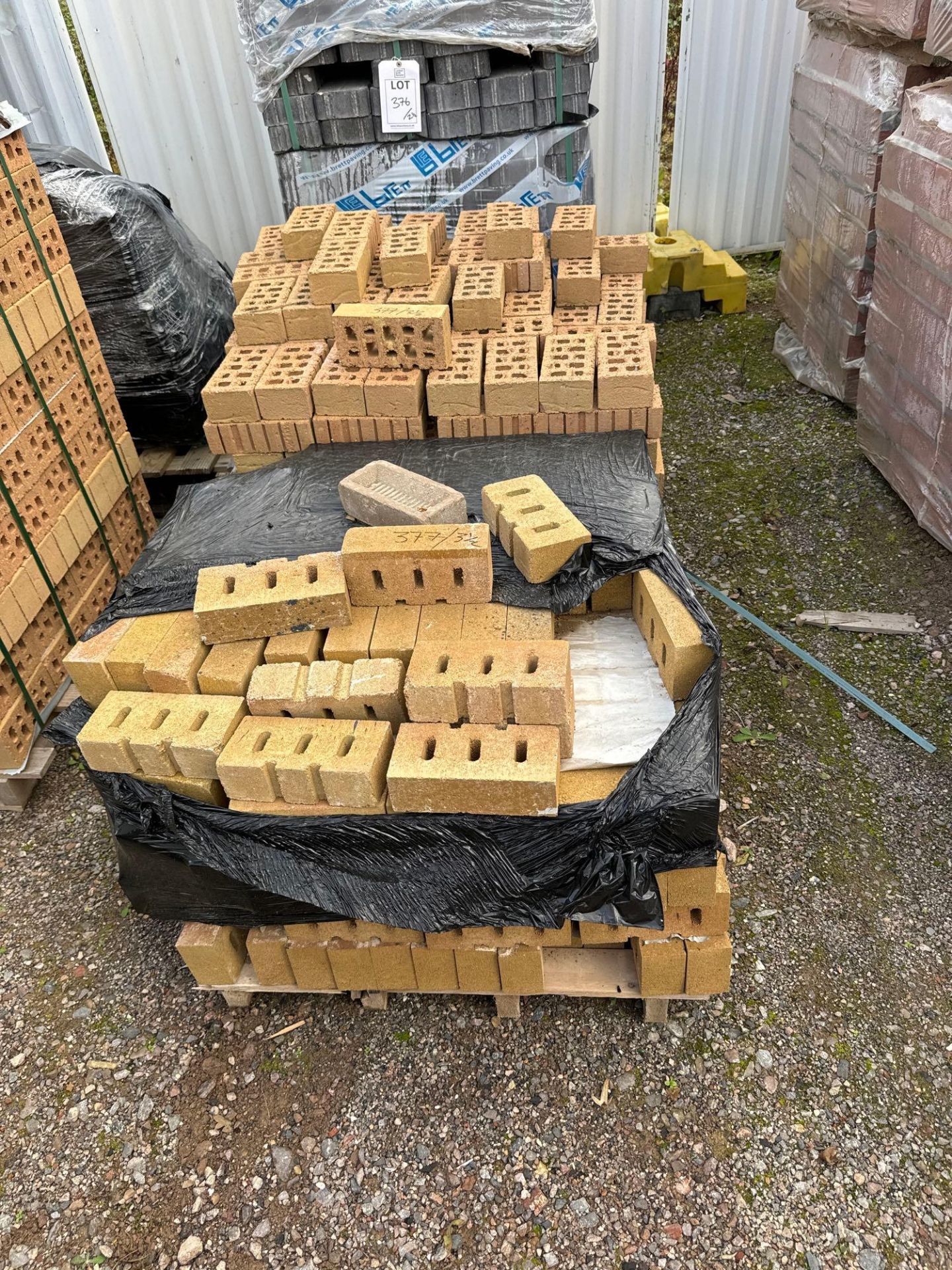 Three and a half pallets of facing bricks - Image 3 of 3