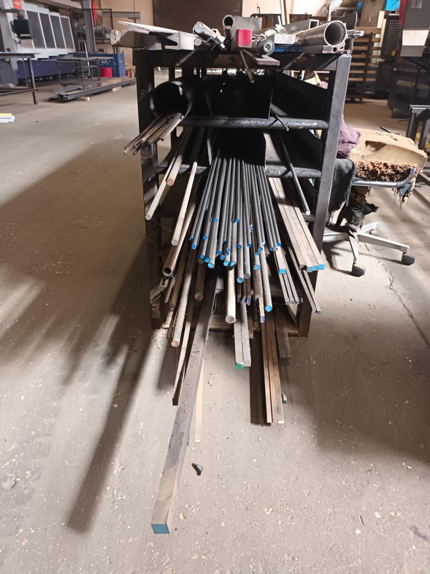 Welded steel stock rack with contents of assorted bar, rod and channel - Bild 2 aus 4