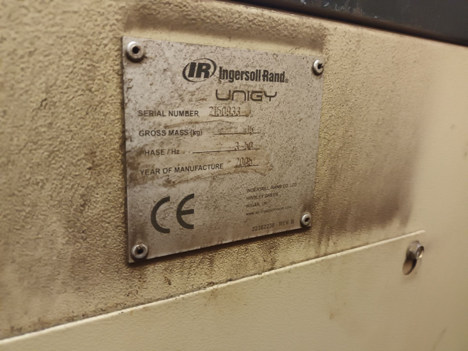 Ingersoll Rand receiver mounted packaged air compressor Serial no. 2150933 (2005) - Image 2 of 3