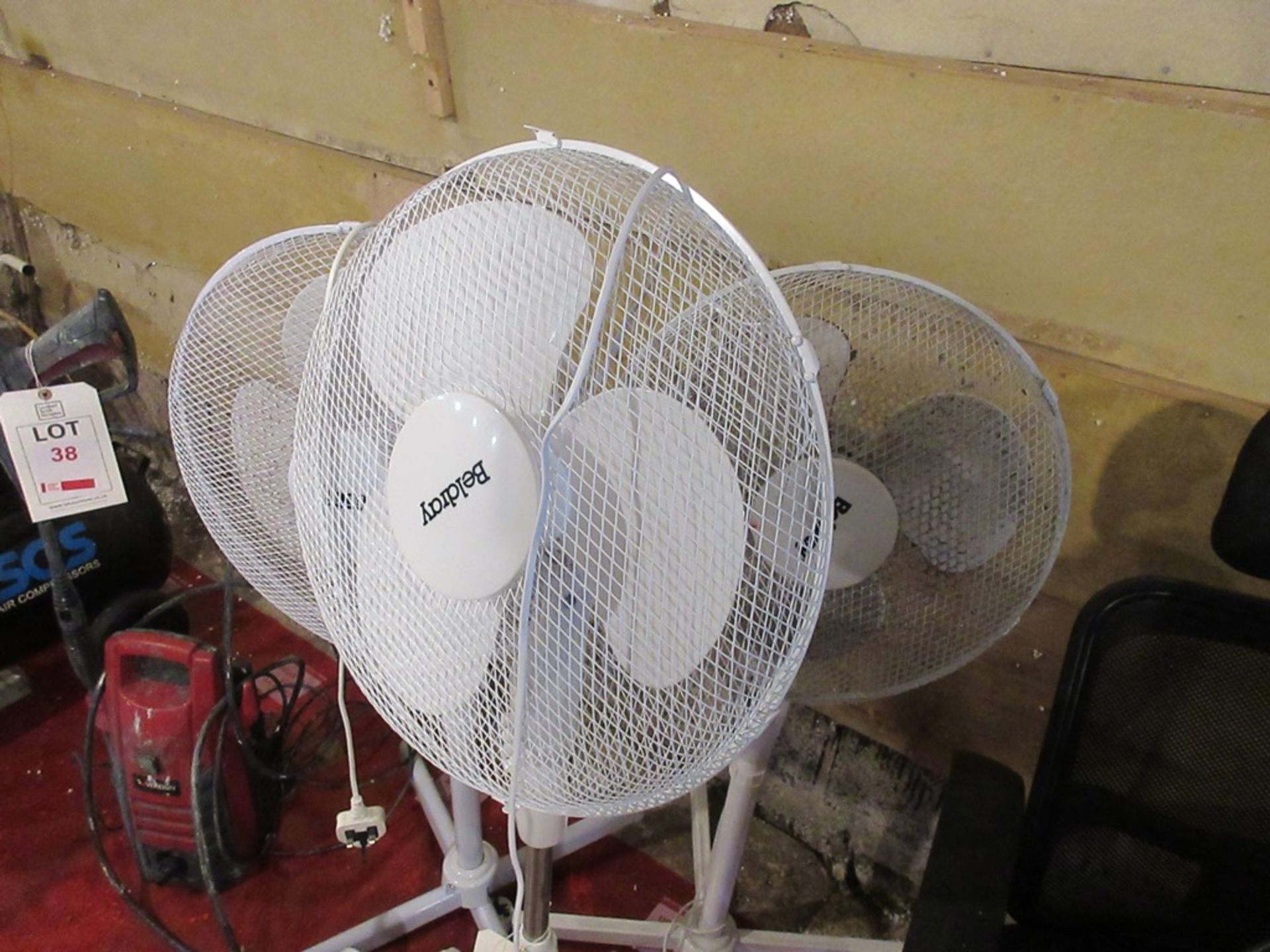 Three pedestal fans, 1 x desk fan - Image 2 of 4