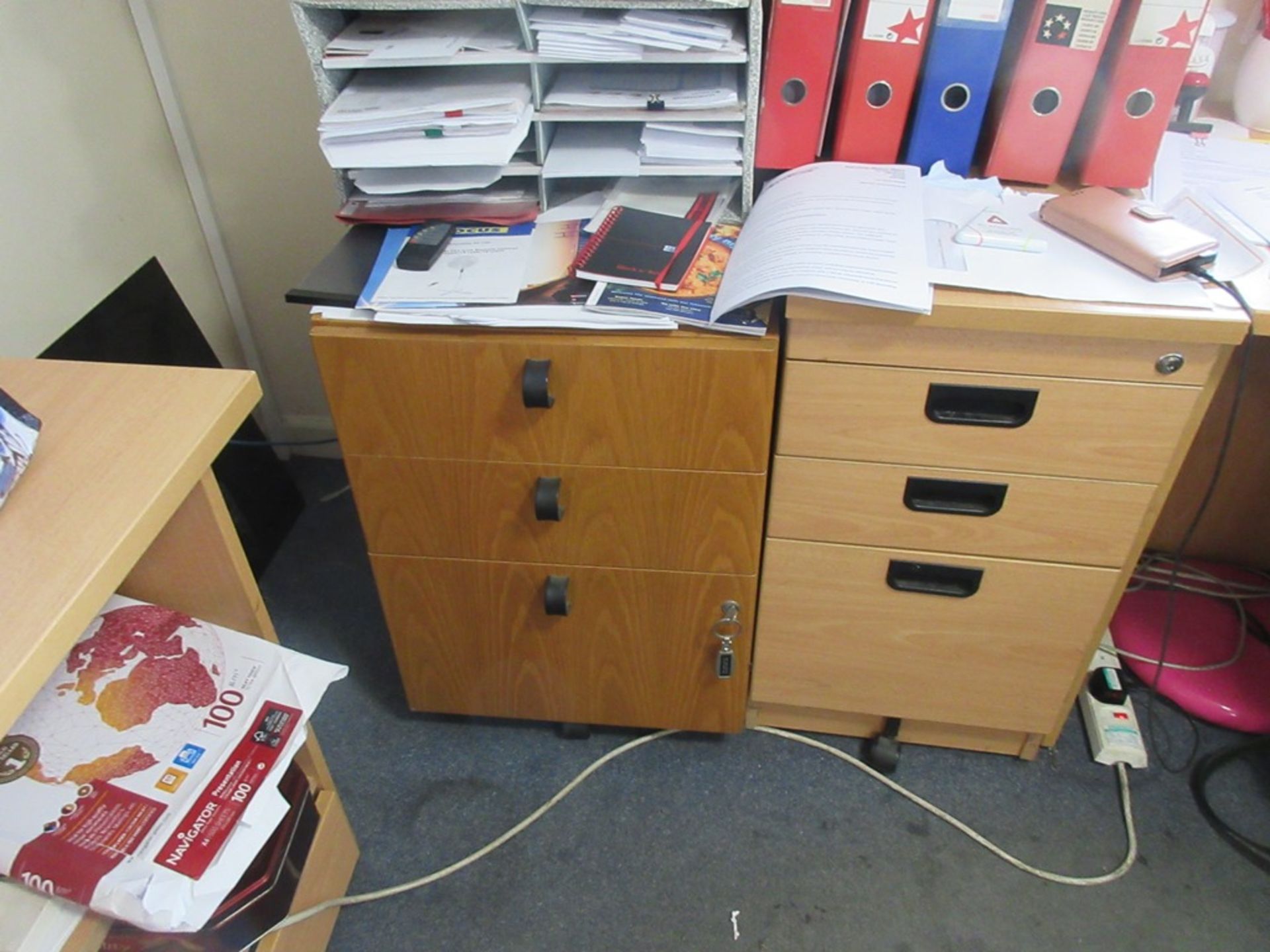 Light wood laminate L shaped desk, two 3-drawer laminate pedestals, 2-door cabinet and light wood - Image 3 of 6