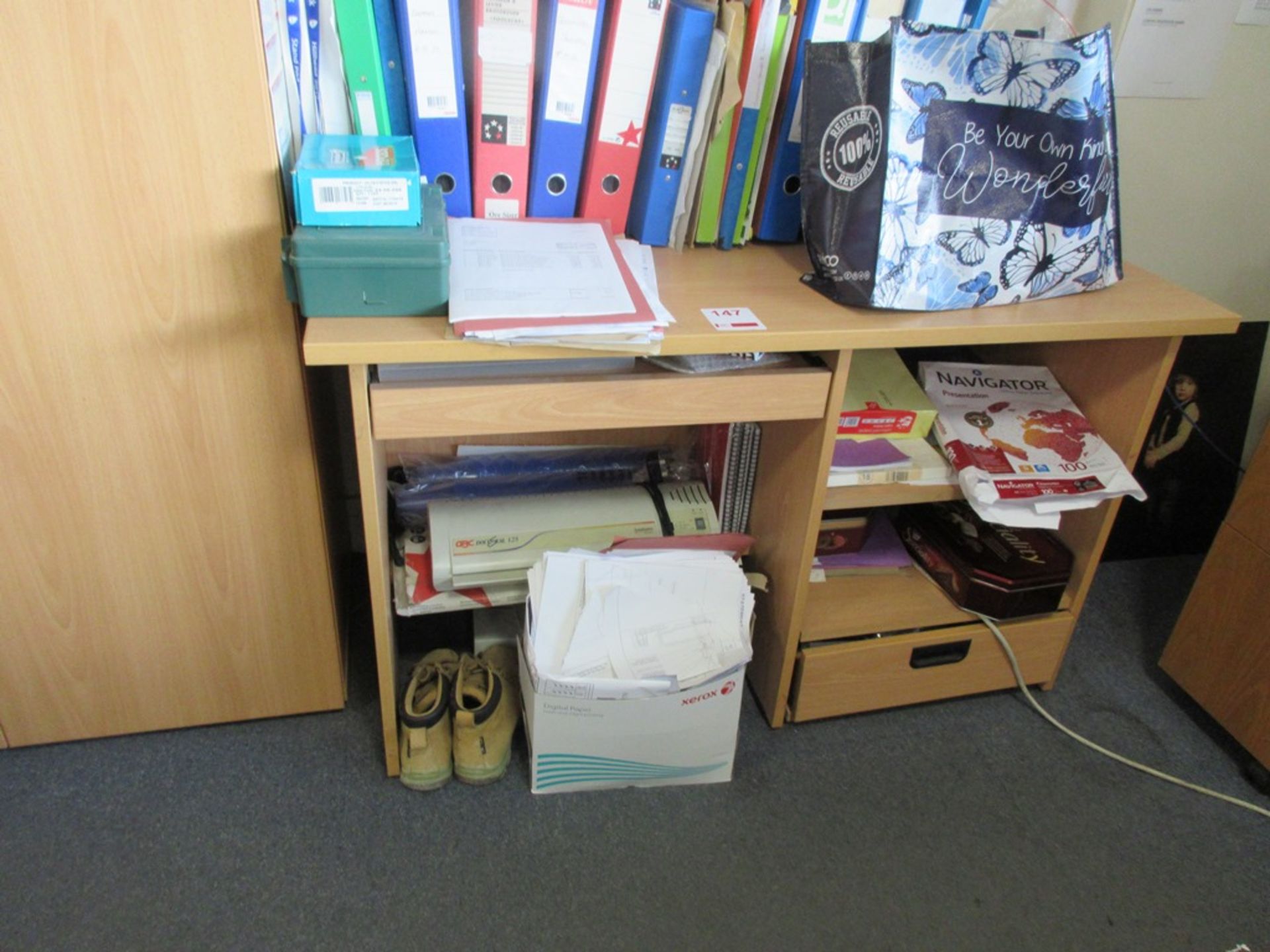 Light wood laminate L shaped desk, two 3-drawer laminate pedestals, 2-door cabinet and light wood - Image 5 of 6