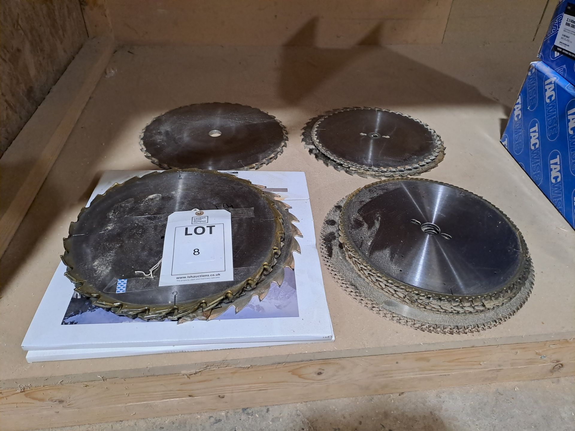 Quantity of various circular saw blades