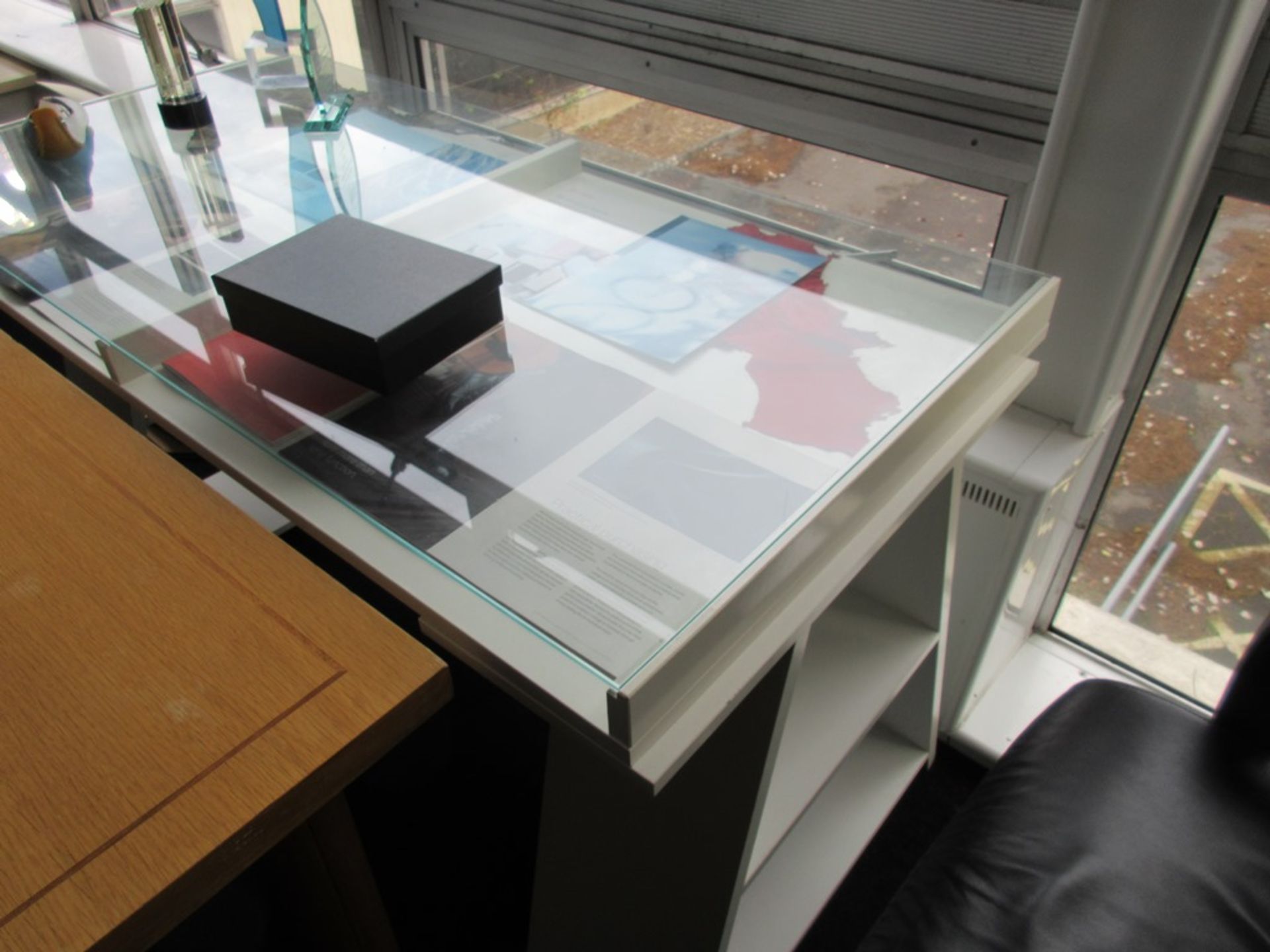 2-tier display unit with under storage, 950mm x 950mm x H 900mm, 1 x glazed top/ timber framed - Image 4 of 6