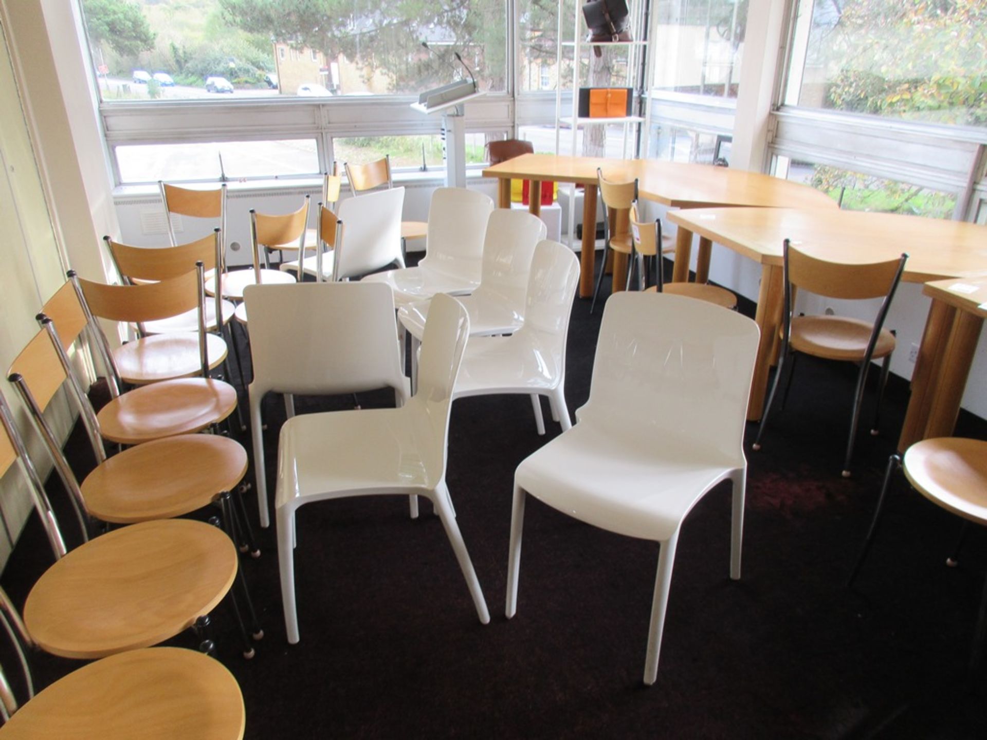 Seven plastic chairs - Image 2 of 3