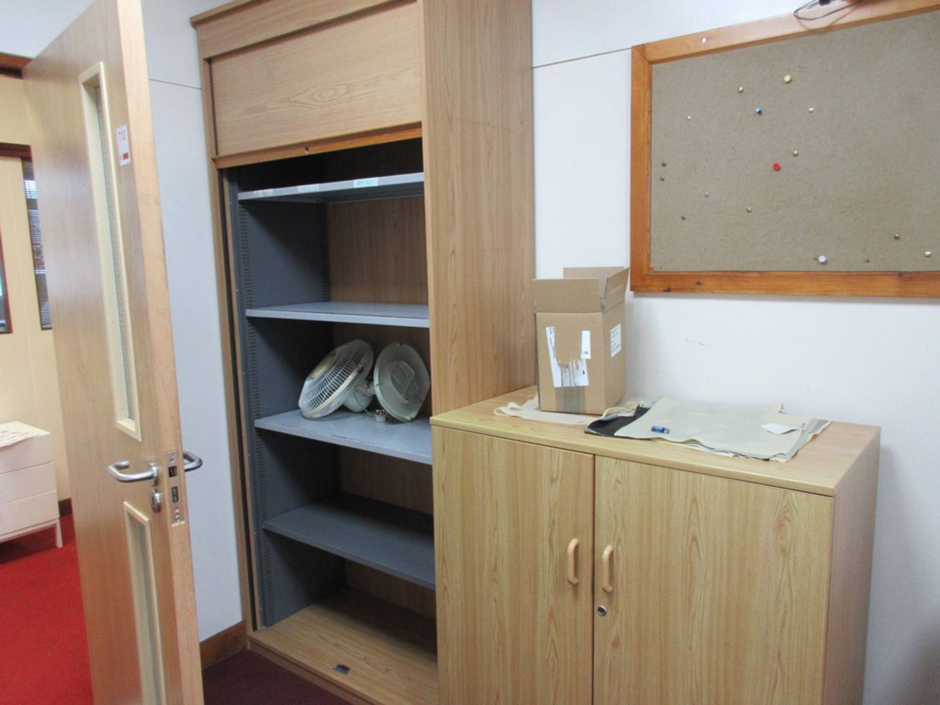 Wood effect single pedestal 'L' shaped desk, under-counter wood effect pedestal, wood effect ½ - Image 3 of 6