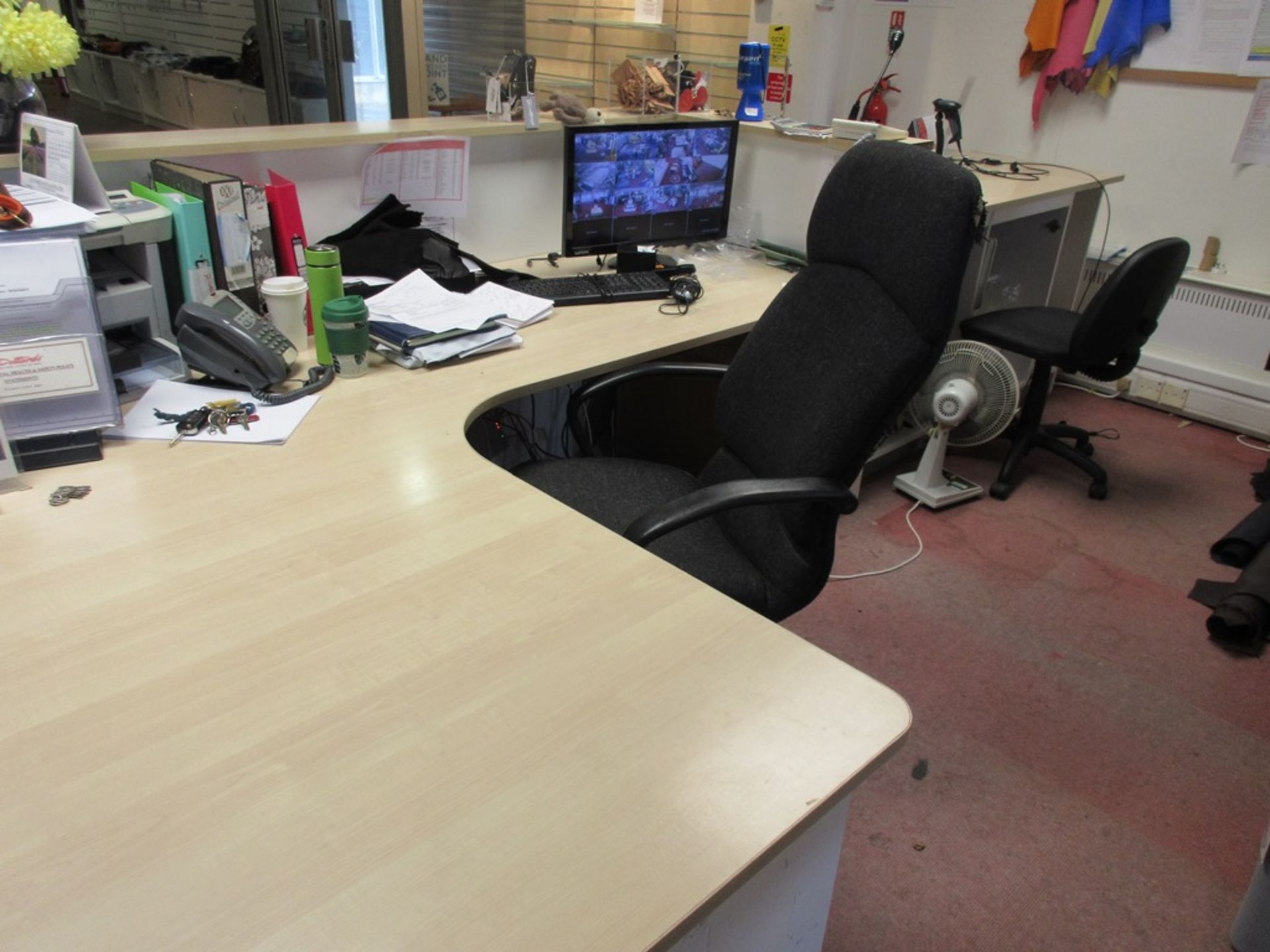 Large L shaped reception desk, approx. foot print: 1.5m x 4m x 2m, white/light wood effect top - Image 3 of 9