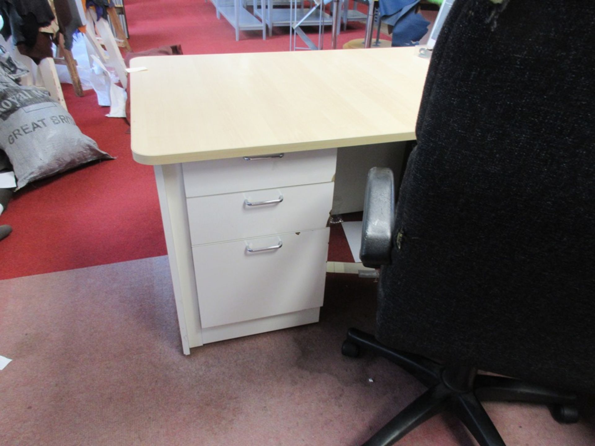 Large L shaped reception desk, approx. foot print: 1.5m x 4m x 2m, white/light wood effect top - Image 7 of 9