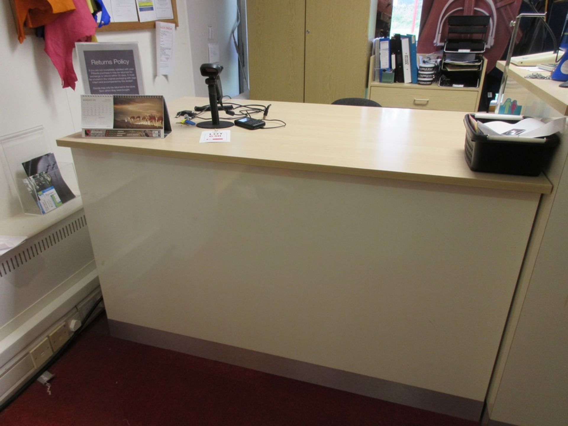 Large L shaped reception desk, approx. foot print: 1.5m x 4m x 2m, white/light wood effect top - Image 5 of 9