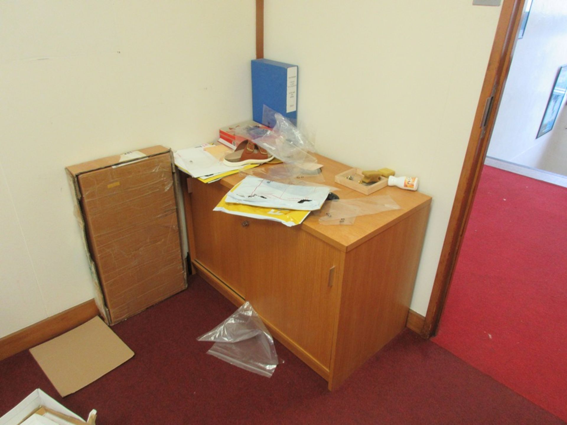 Contents of office including wood effect single pedestal corner workstation, wood effect 2-door - Image 4 of 5