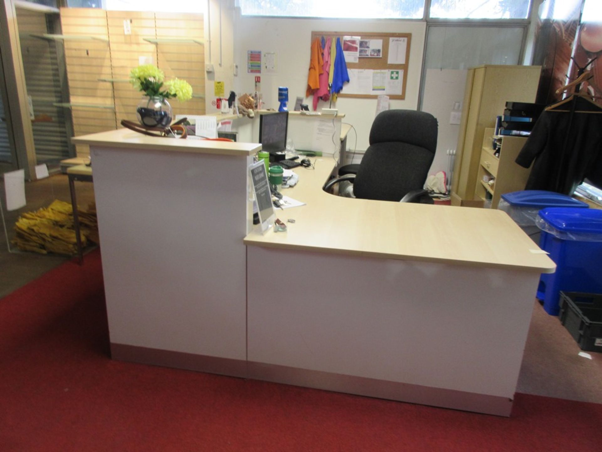 Large L shaped reception desk, approx. foot print: 1.5m x 4m x 2m, white/light wood effect top - Image 2 of 9